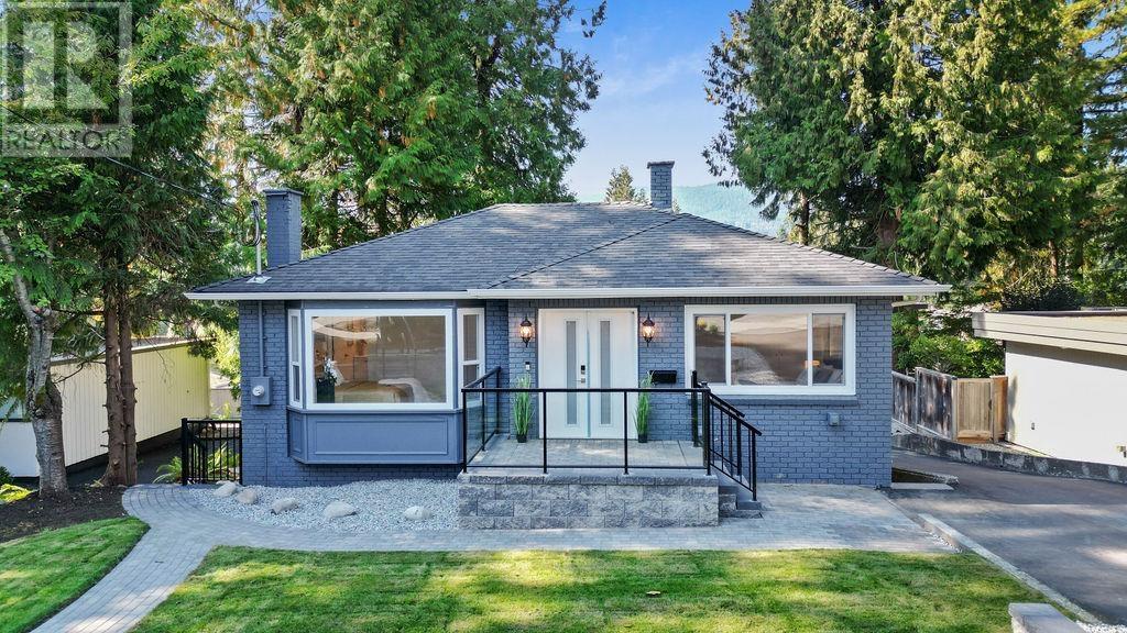 4563 Cedarcrest Avenue, North Vancouver, British Columbia  V7R 3R2 - Photo 3 - R2827721