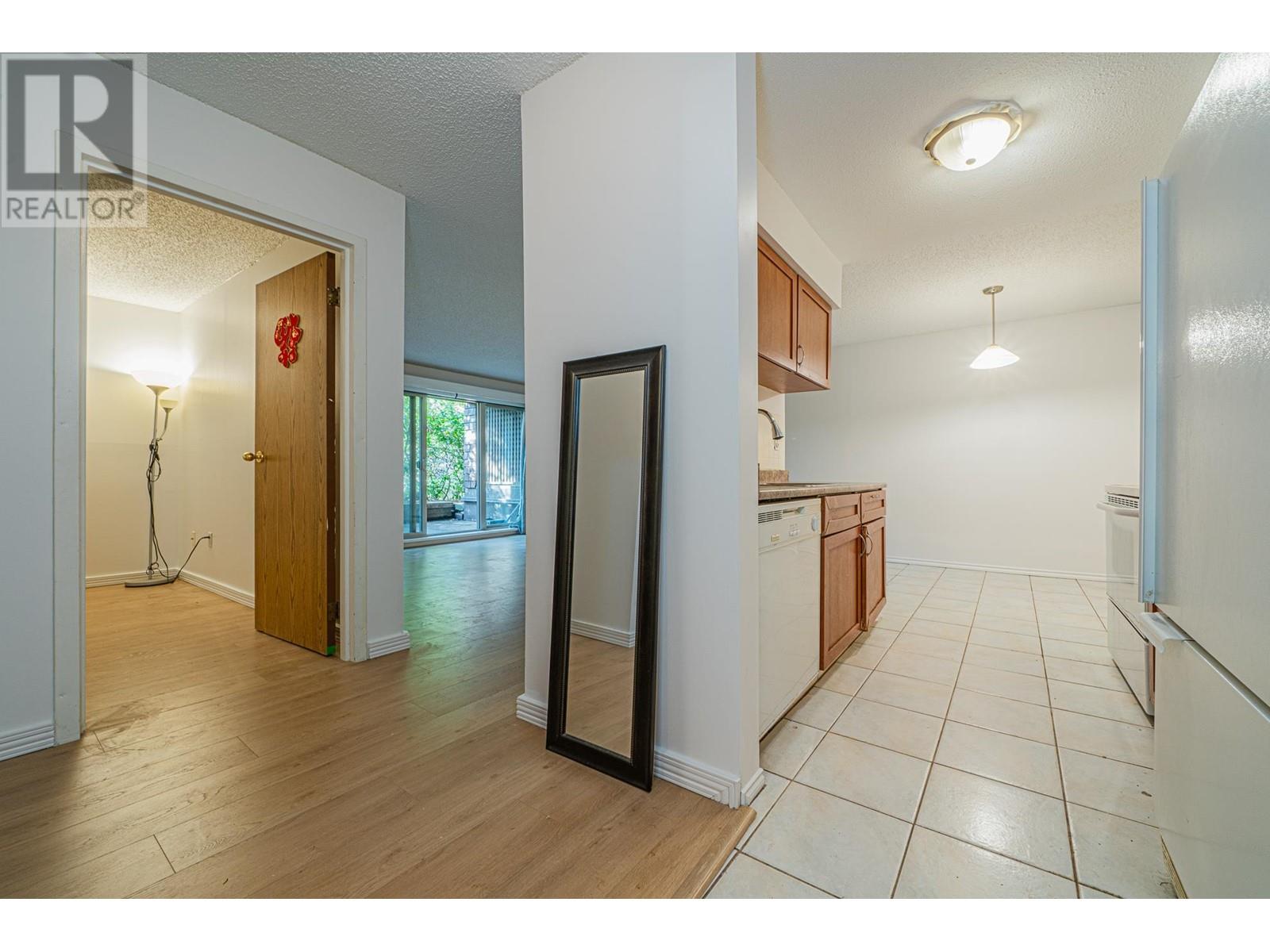 412 9867 Manchester Drive, Burnaby, British Columbia  V3N 4P6 - Photo 2 - R2829197