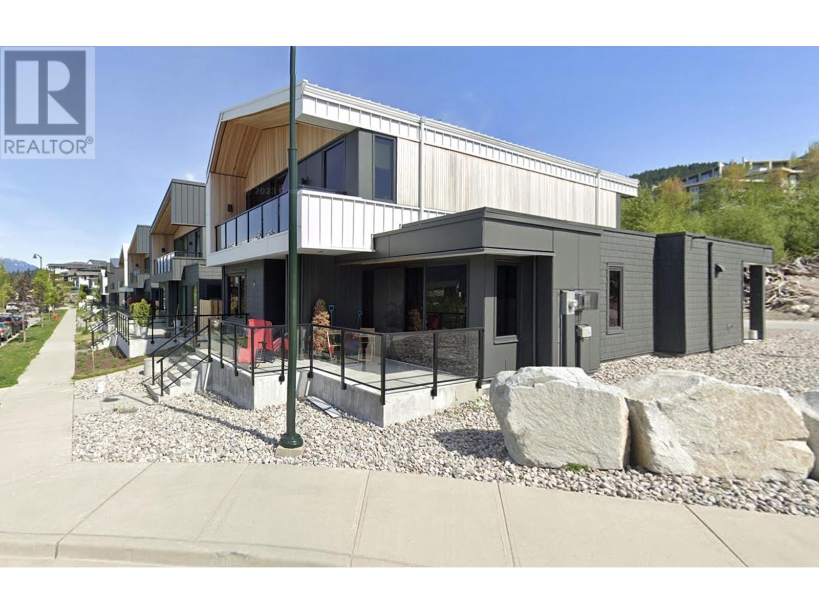 40818 The Crescent, Squamish, British Columbia  V8B 1B1 - Photo 2 - R2829592
