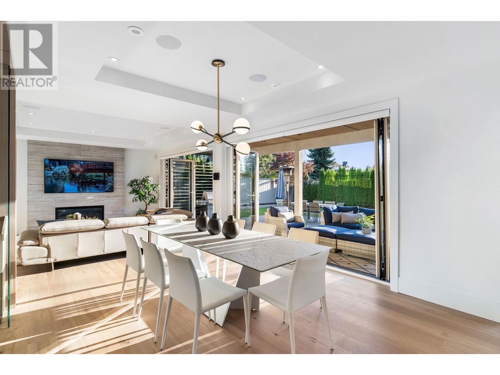 2825 Edgemont Boulevard, North Vancouver, British Columbia  V7R 2N3 - Photo 2 - R2829653