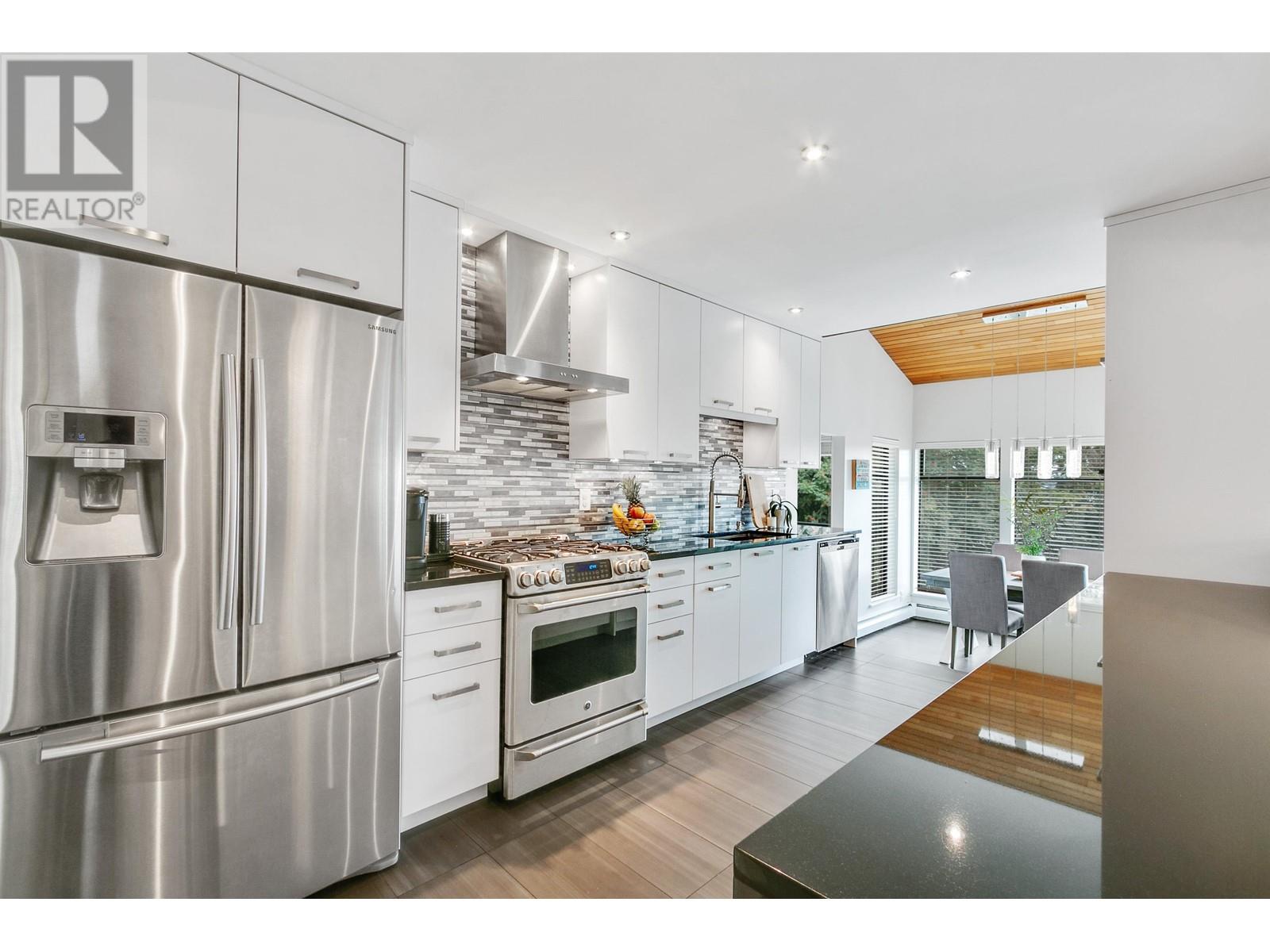 275 Warrick Street, Coquitlam, British Columbia  V3K 6C1 - Photo 2 - R2814860