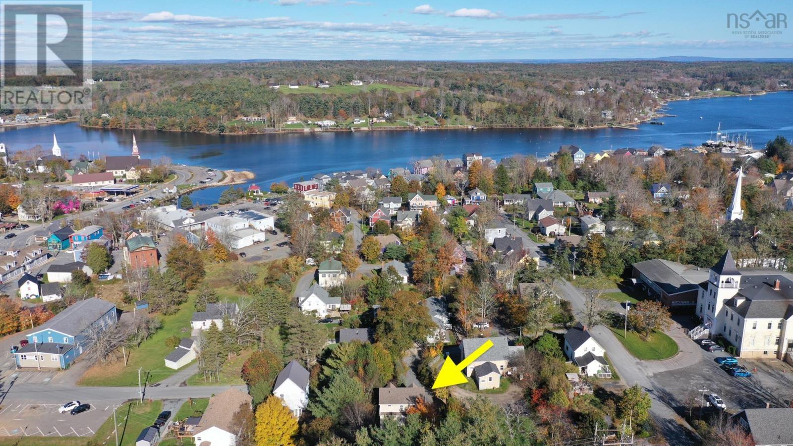 48 Pond Street, Mahone Bay, Nova Scotia B0J 2E0 (26239174) Red Door