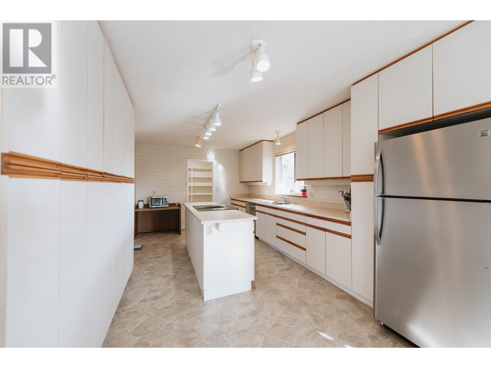5797 Ebbtide Street, Sechelt, British Columbia  V0N 3A0 - Photo 11 - R2829718