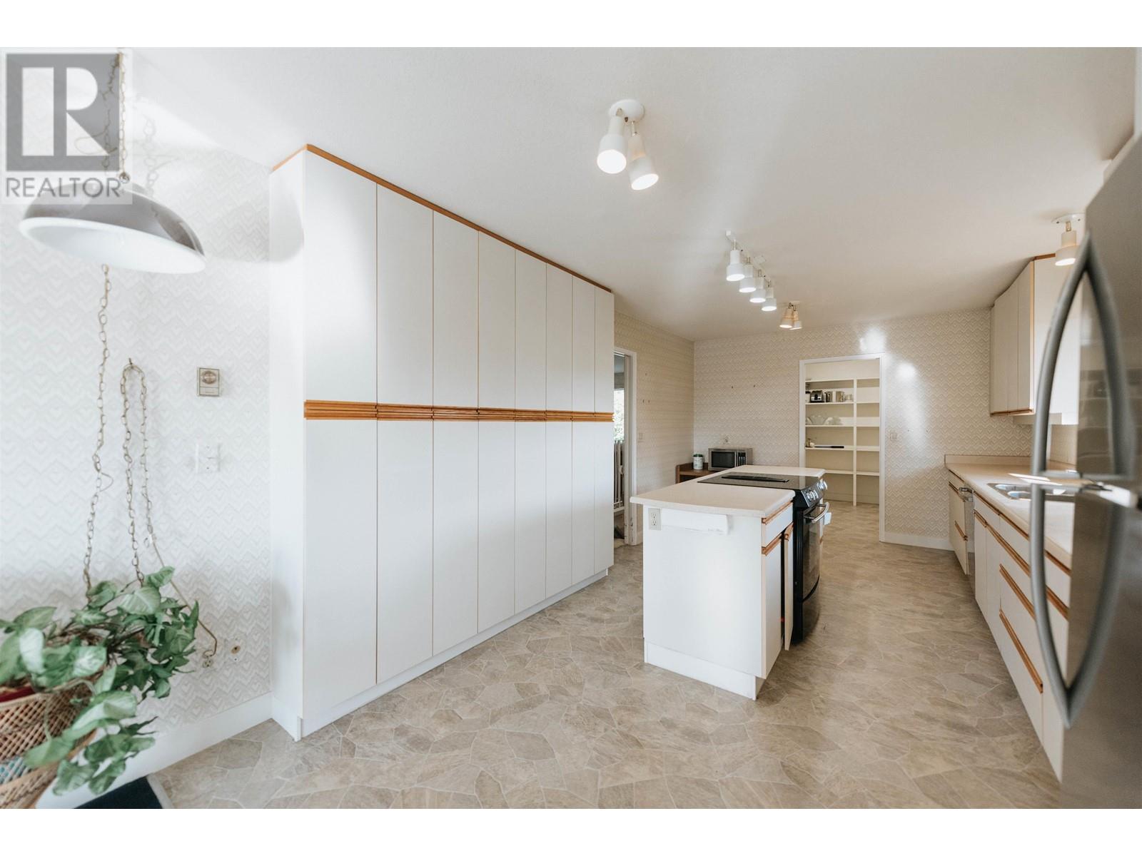 5797 Ebbtide Street, Sechelt, British Columbia  V0N 3A0 - Photo 12 - R2829718