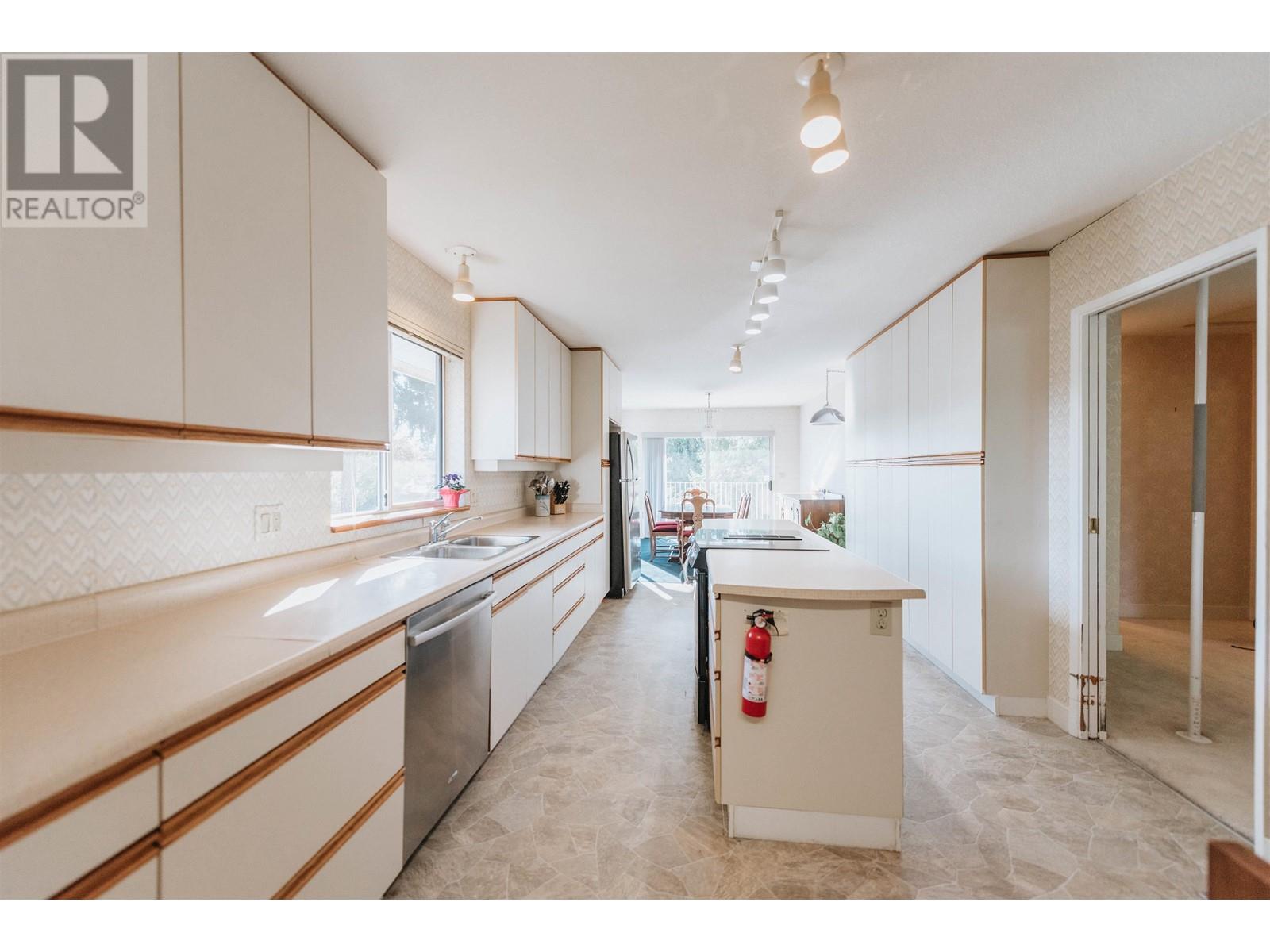 5797 Ebbtide Street, Sechelt, British Columbia  V0N 3A0 - Photo 14 - R2829718