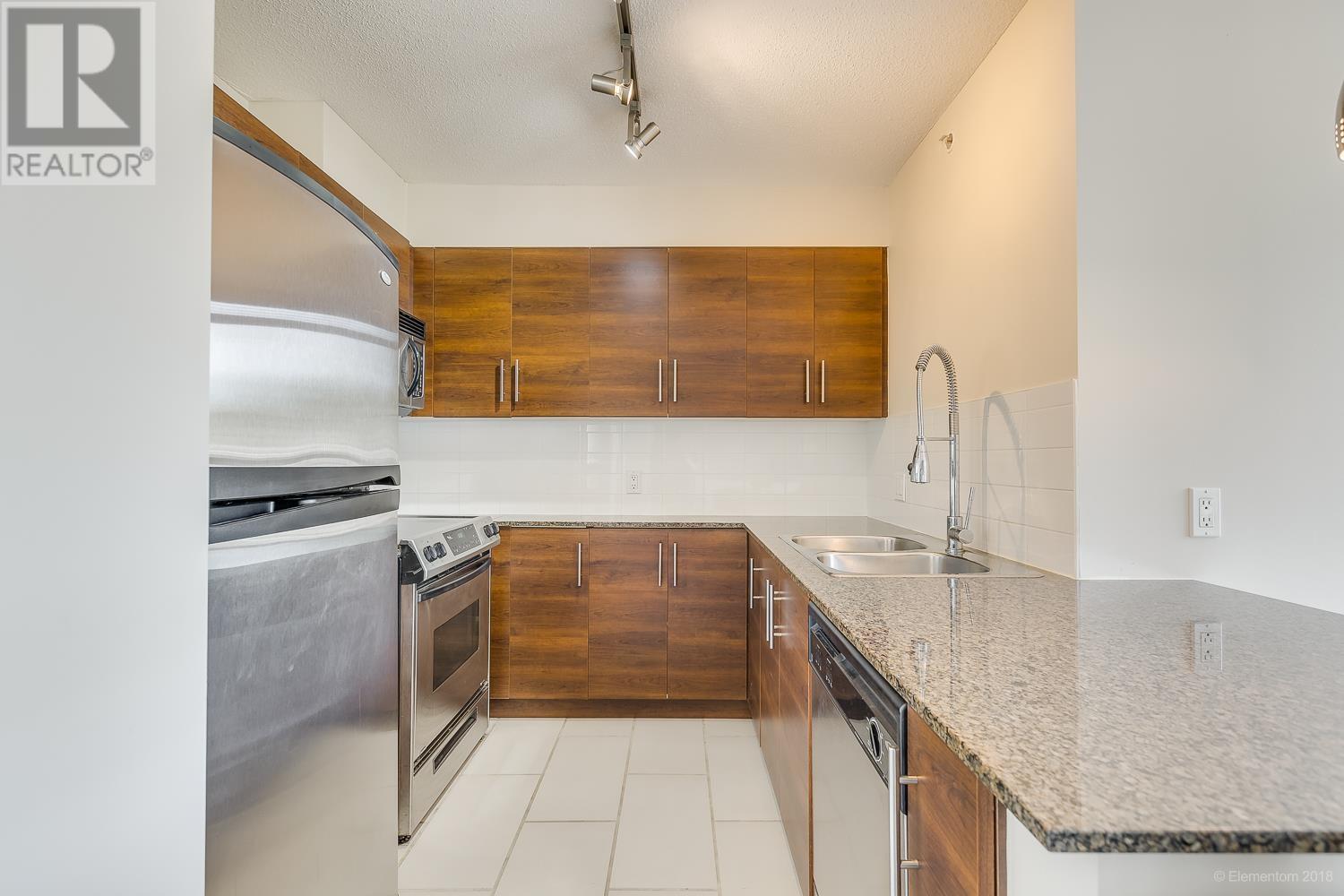 1002 813 Agnes Street, New Westminster, British Columbia  V3M 0A9 - Photo 2 - R2829549