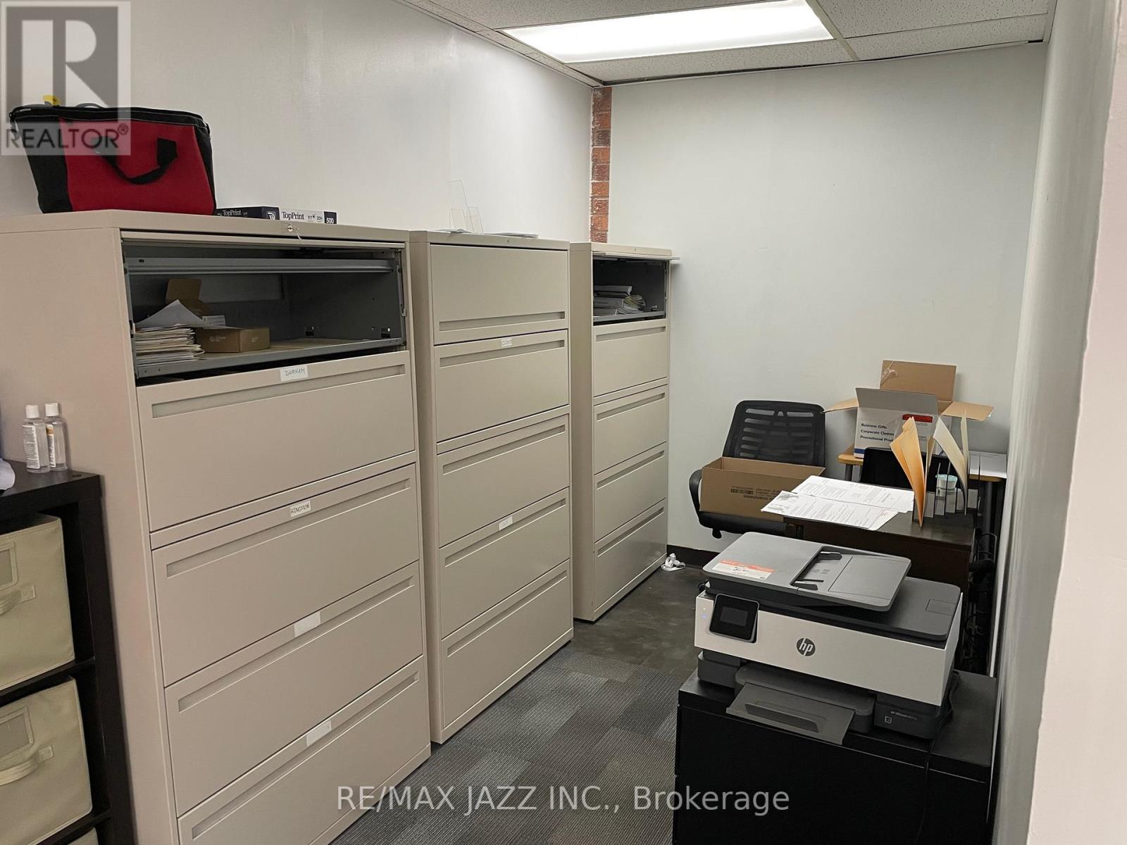 Property at 205 - 111 SIMCOE STREET N image 3