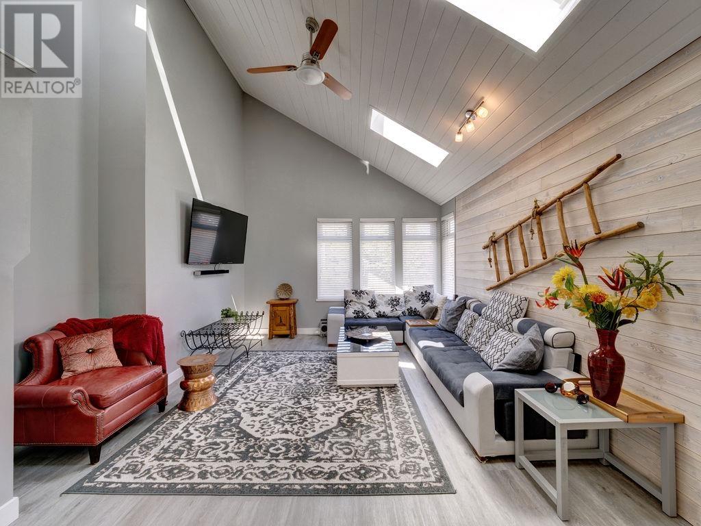 7843 Eagle Drive, Halfmoon Bay, British Columbia  V7Z 1A3 - Photo 3 - R2829742
