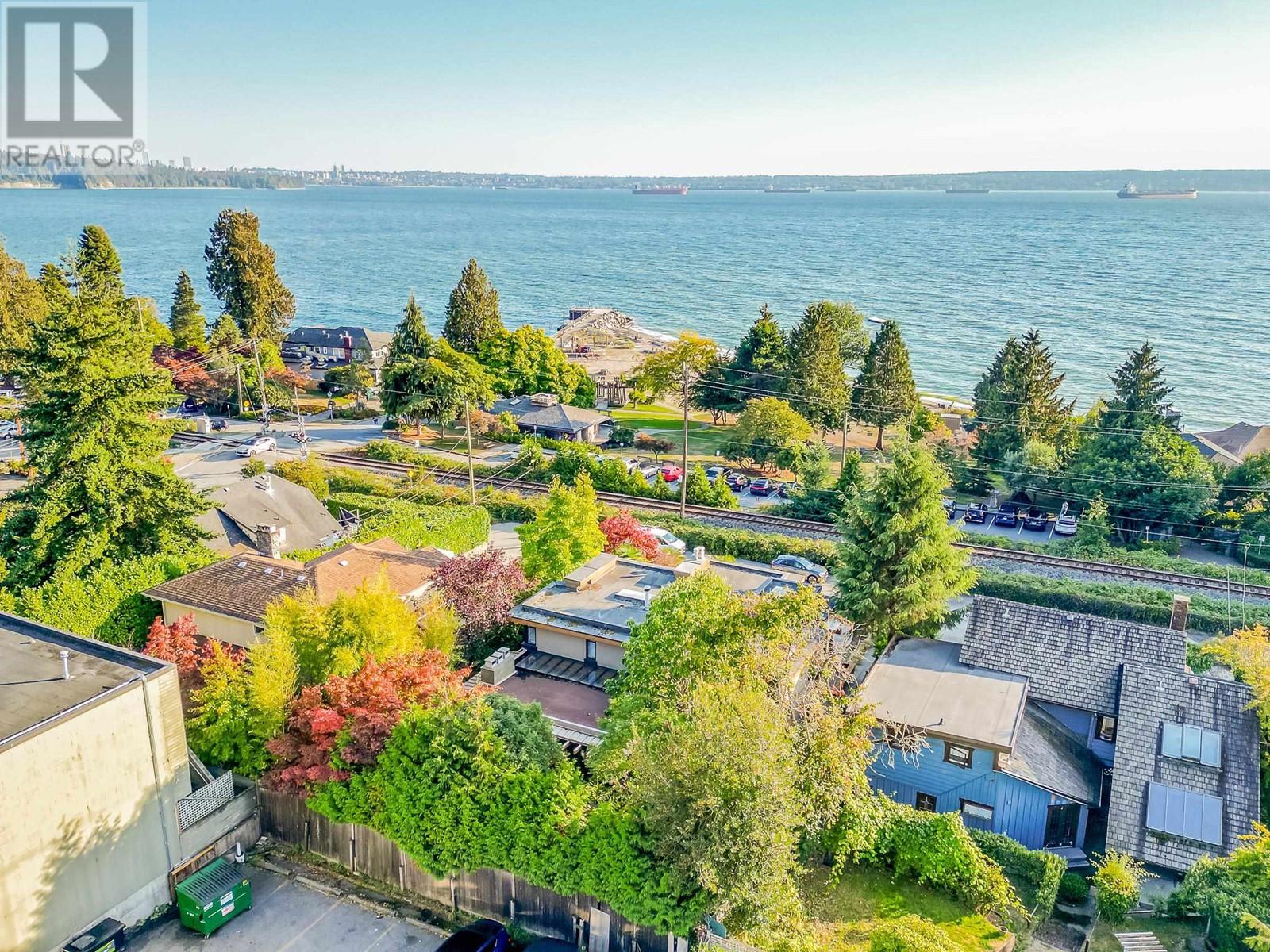 2525 Bellevue Avenue, West Vancouver, British Columbia  V7V 1E3 - Photo 36 - R2824253