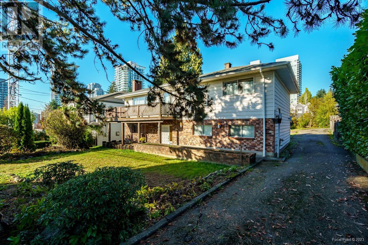 607 Dansey Avenue, Coquitlam, British Columbia  V3K 3E9 - Photo 4 - R2808130