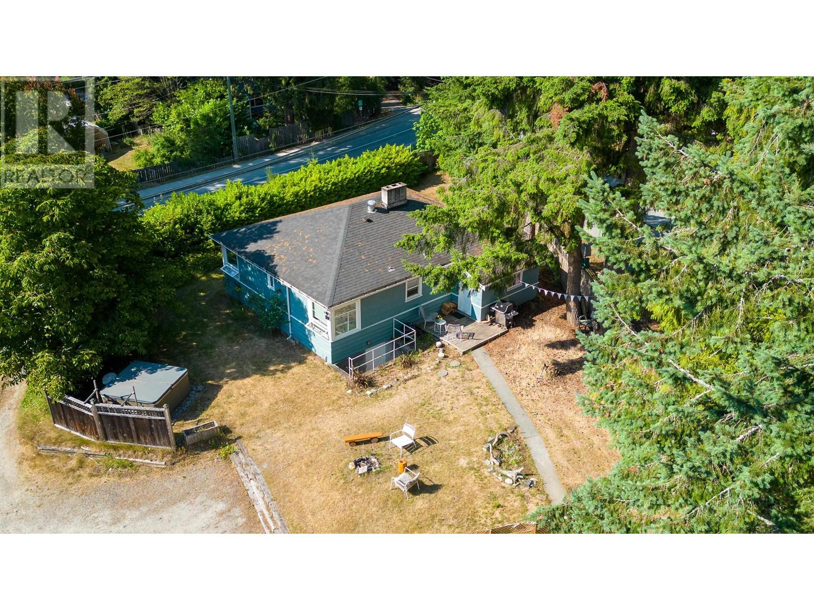 5724 E Porpoise Bay Road, Sechelt, British Columbia  V0N 3A3 - Photo 2 - R2830006