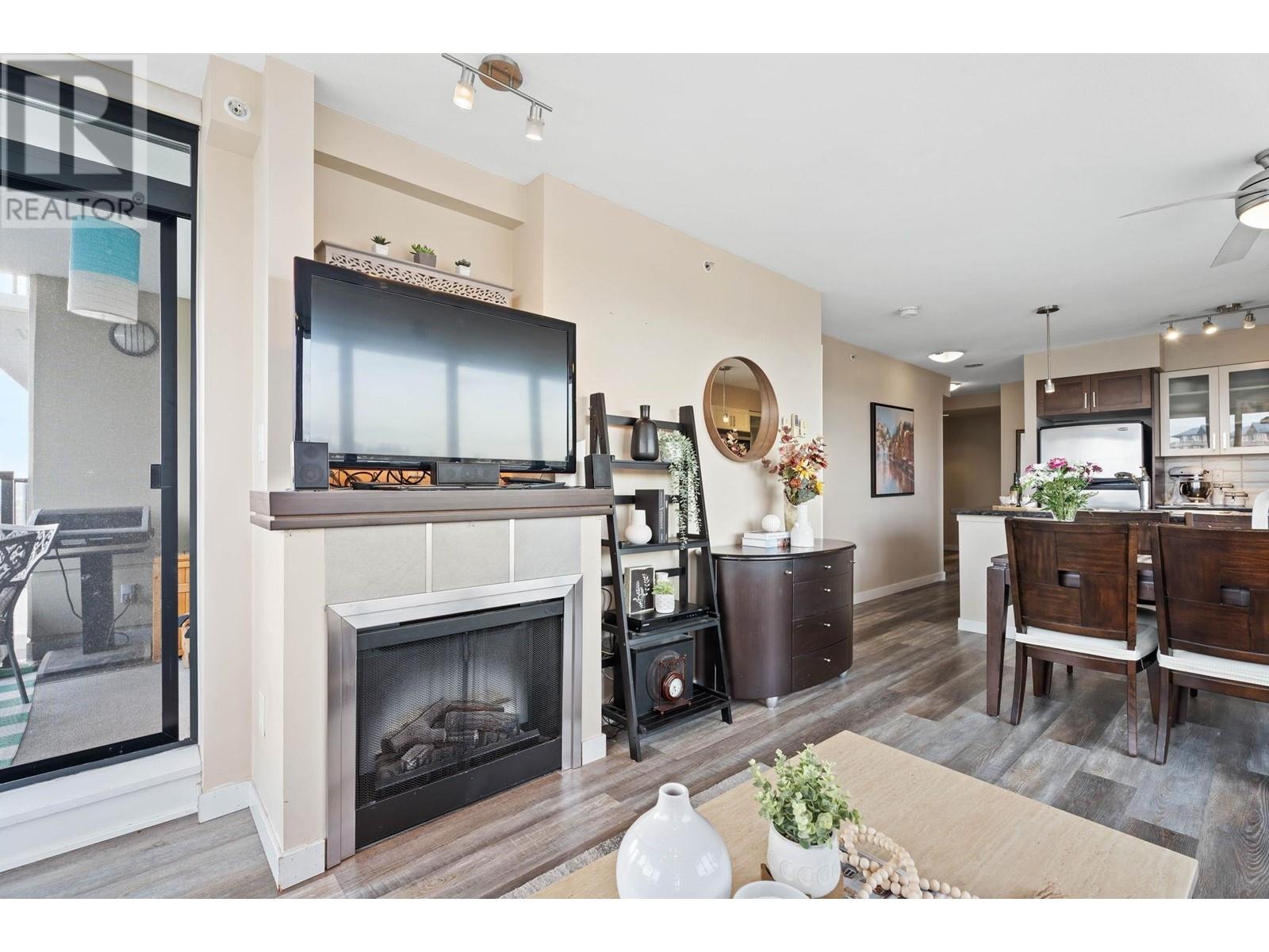 1401 1 Renaissance Square, New Westminster, British Columbia  V3M 0B6 - Photo 3 - R2829801