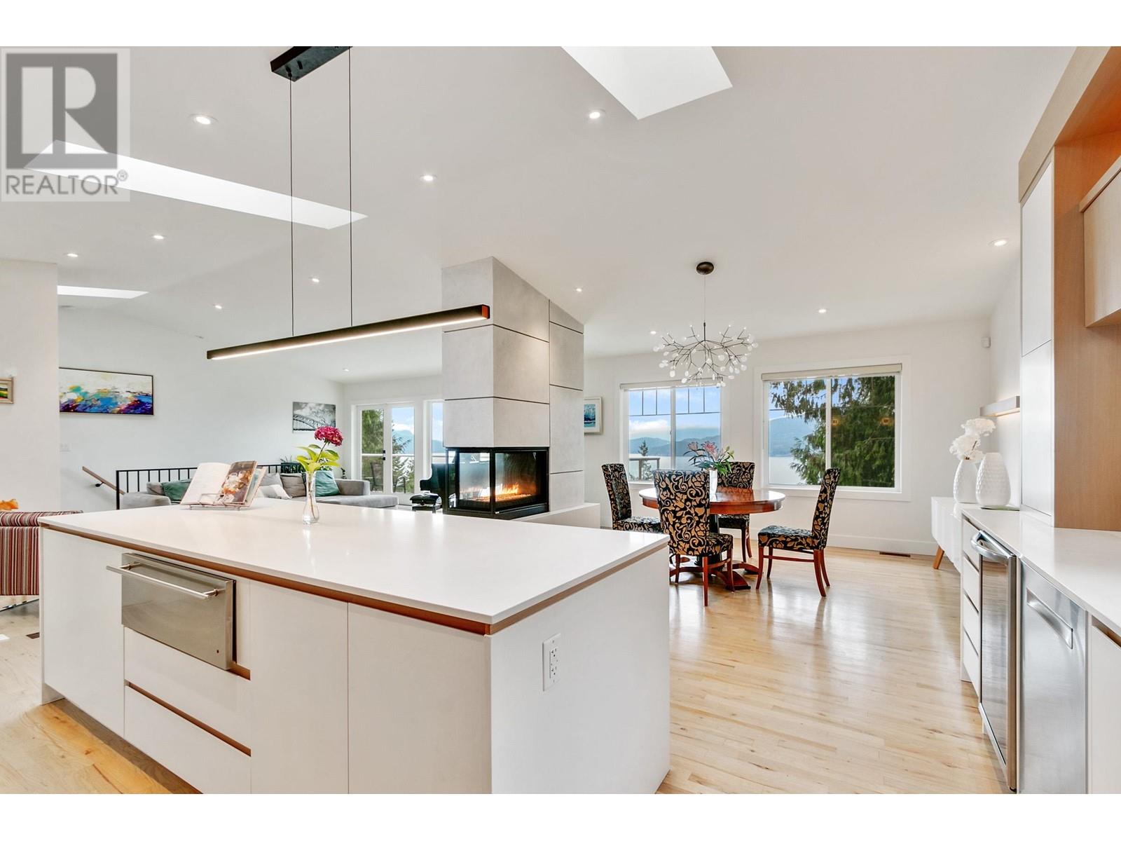 260 Kelvin Grove Way, Lions Bay, British Columbia  V0N 2E0 - Photo 4 - R2807946