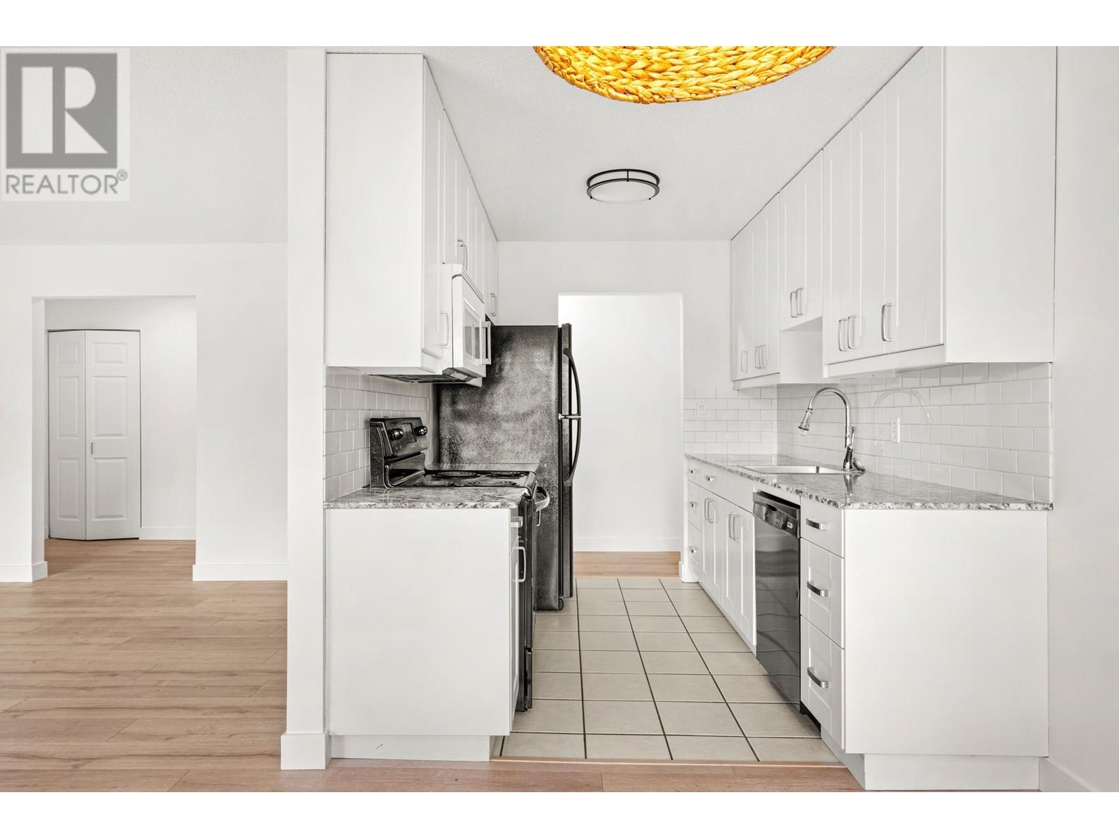 37 882 Premier Street, North Vancouver, British Columbia  V7J 2G8 - Photo 2 - R2830165