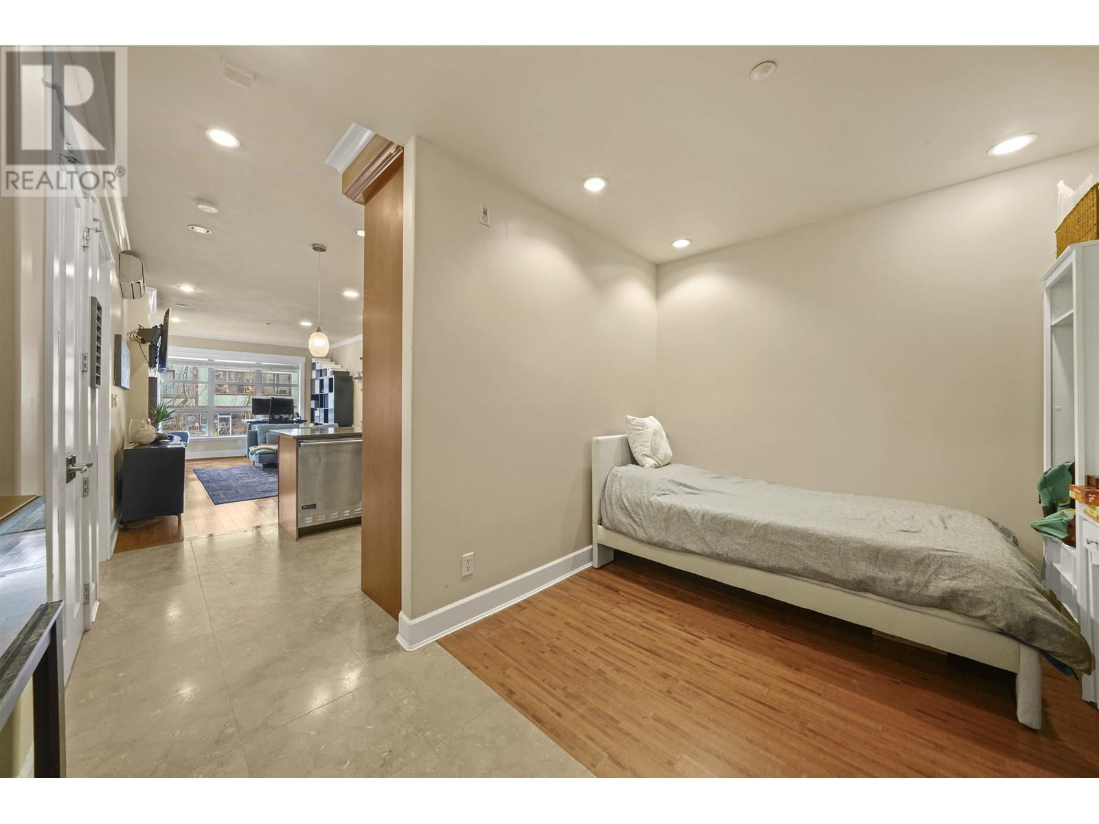 209 6688 Royal Avenue, West Vancouver, British Columbia  V7W 2B9 - Photo 10 - R2830228