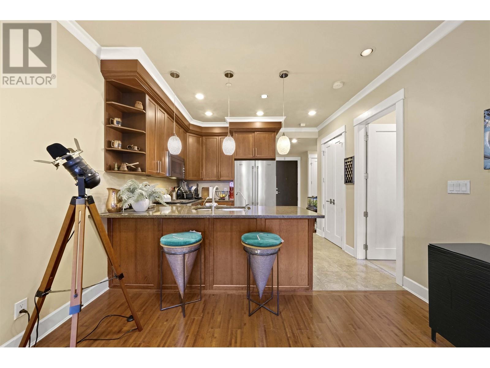 209 6688 Royal Avenue, West Vancouver, British Columbia  V7W 2B9 - Photo 3 - R2830228