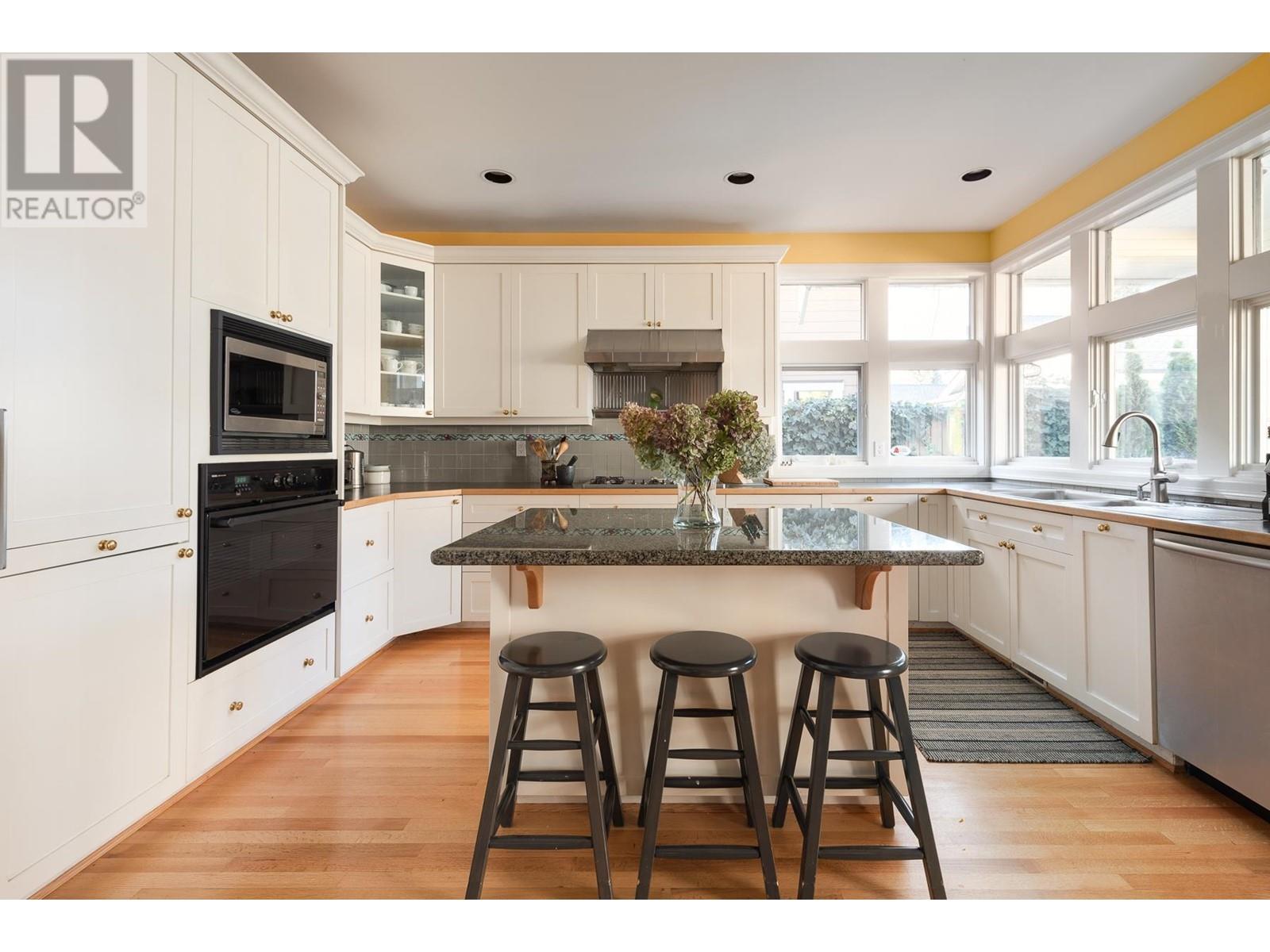 217 Third Avenue, New Westminster, British Columbia  V3L 1L9 - Photo 11 - R2830231