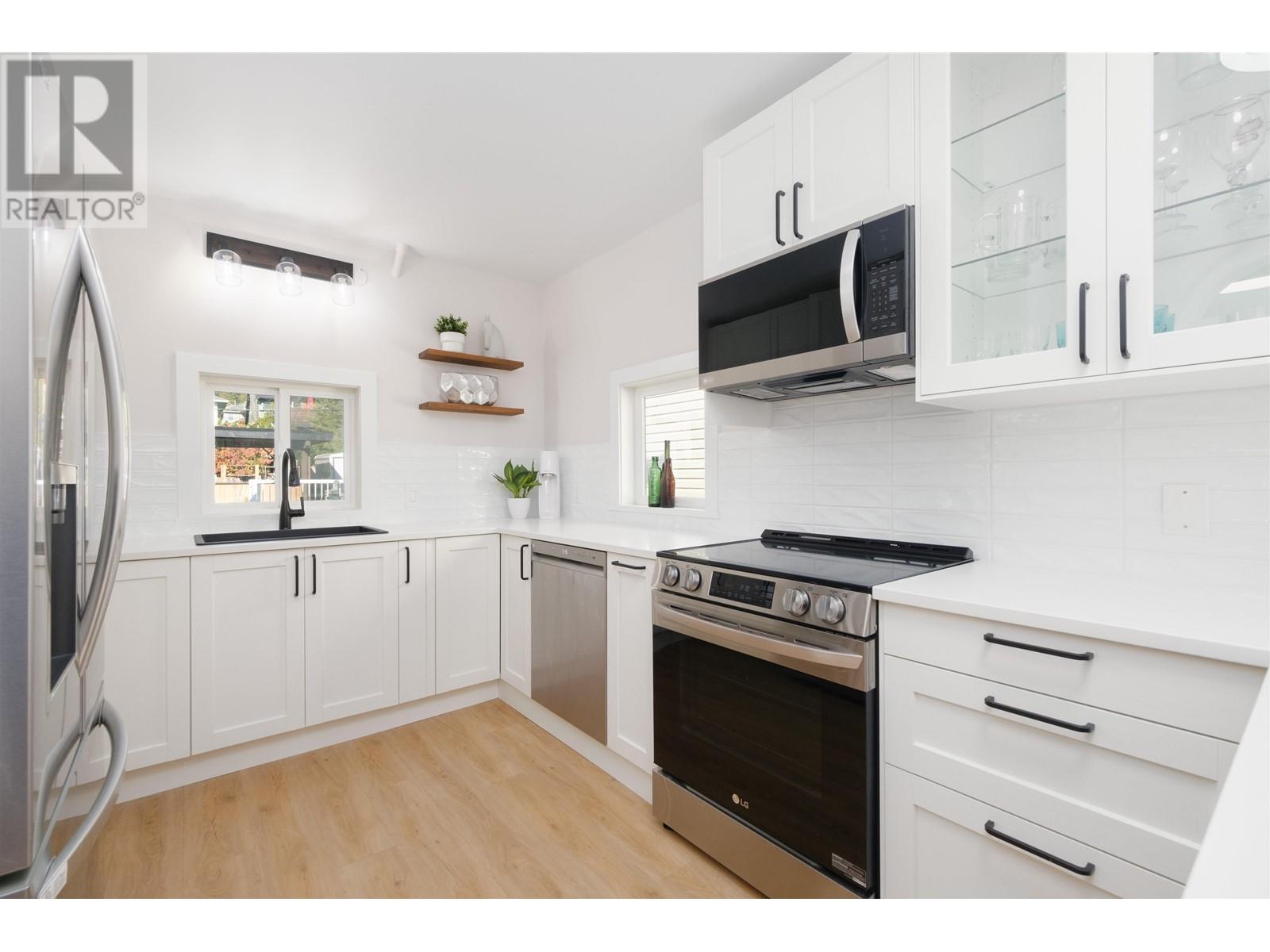 316 W 22nd Street, North Vancouver, British Columbia  V7M 2A4 - Photo 3 - R2830067