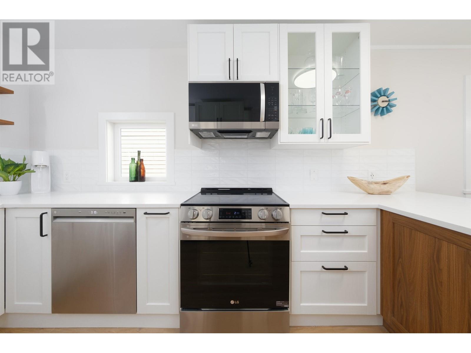 316 W 22nd Street, North Vancouver, British Columbia  V7M 2A4 - Photo 2 - R2830067