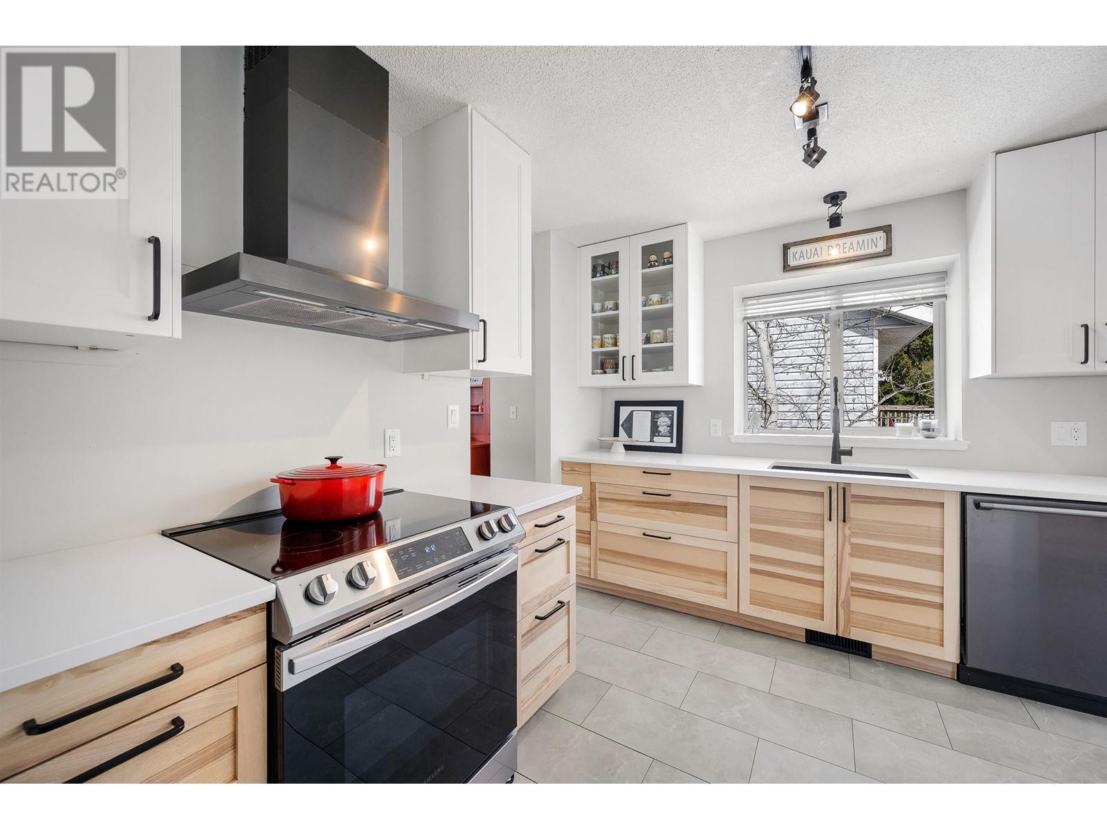 7392 Larch Street, Pemberton, British Columbia  V0N 2L0 - Photo 2 - R2830283