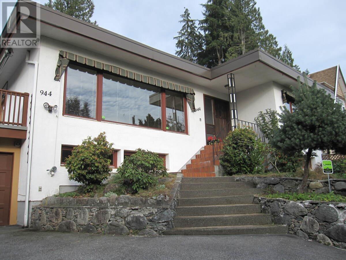 944 Clements Avenue, North Vancouver, British Columbia  V7R 2K7 - Photo 2 - R2830316