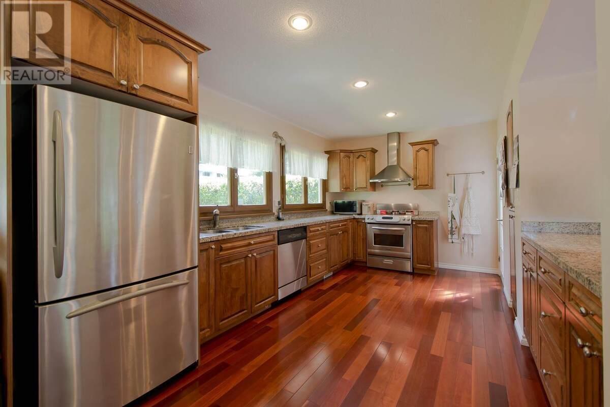 944 Clements Avenue, North Vancouver, British Columbia  V7R 2K7 - Photo 3 - R2830316