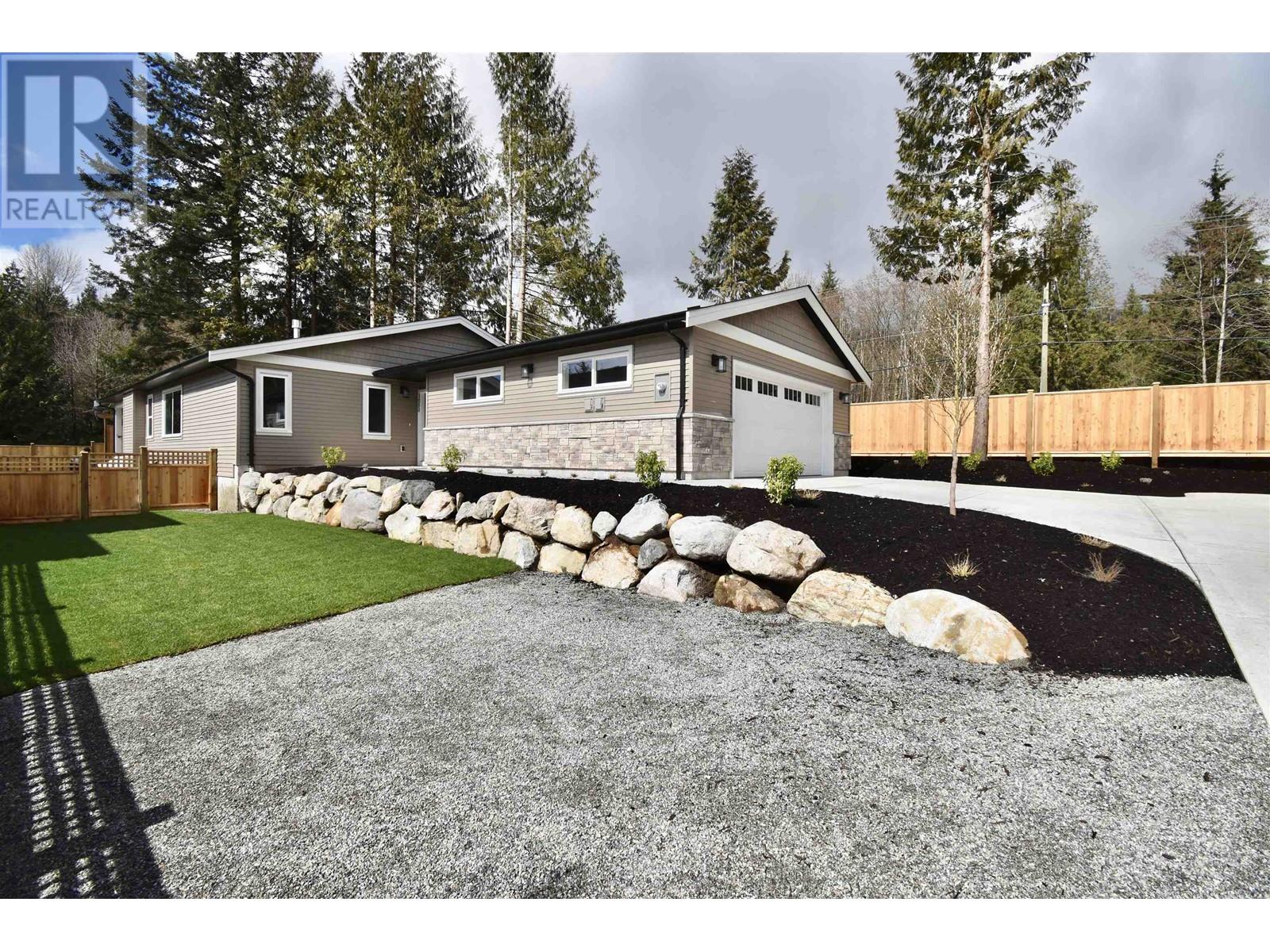 1080 Celia Crescent, Gibsons, British Columbia  V0N 1V7 - Photo 2 - R2830320