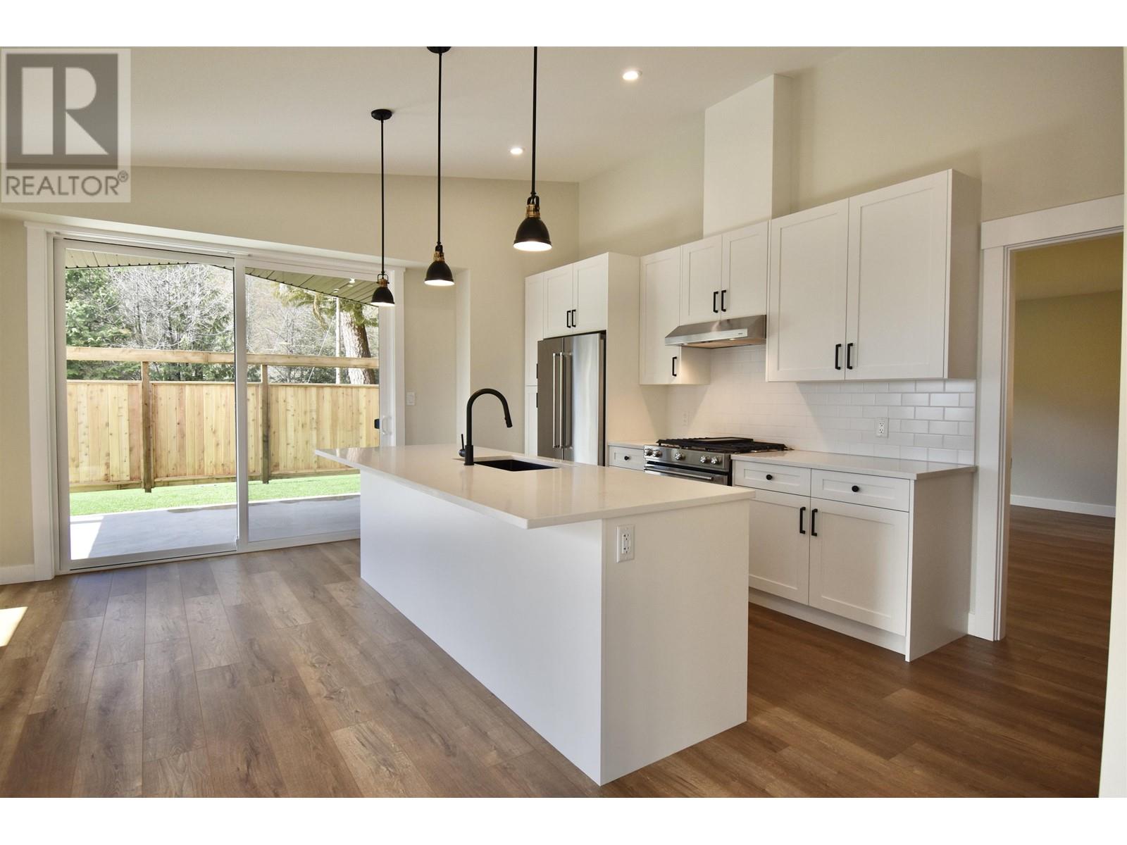 1080 Celia Crescent, Gibsons, British Columbia  V0N 1V7 - Photo 4 - R2830320