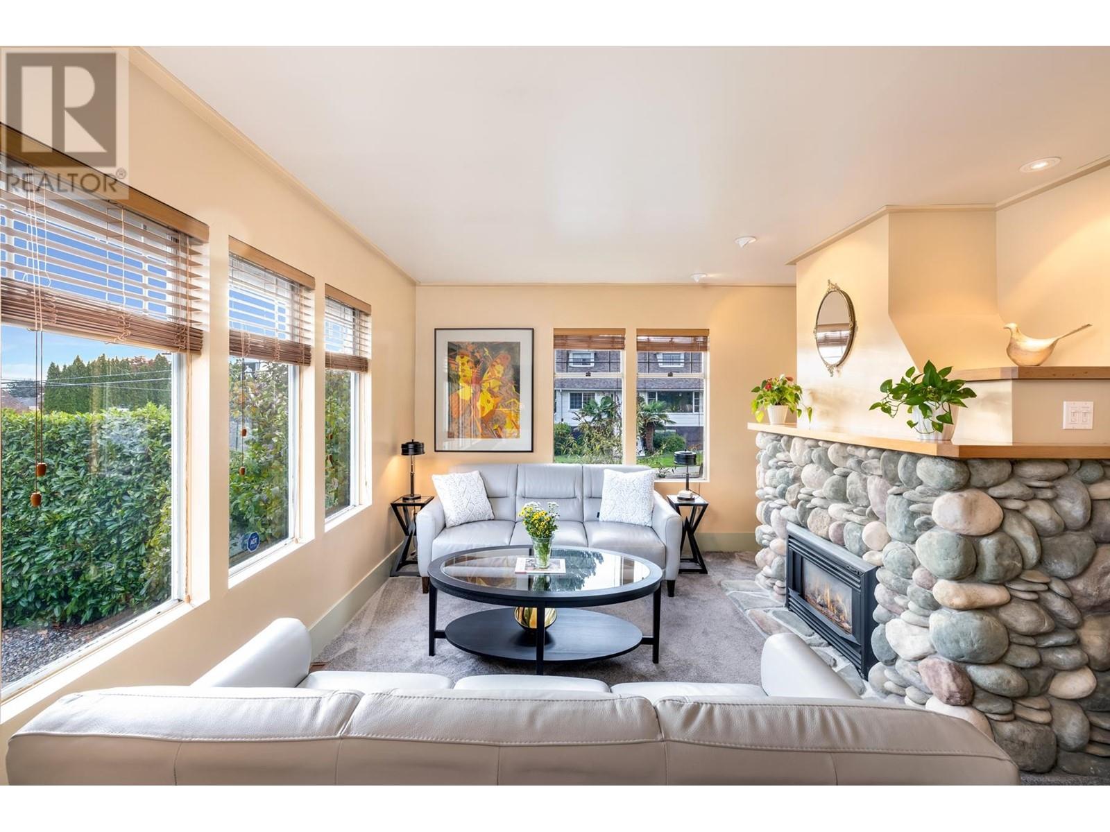 402 E 13th Street, North Vancouver, British Columbia  V7L 2M1 - Photo 5 - R2827301