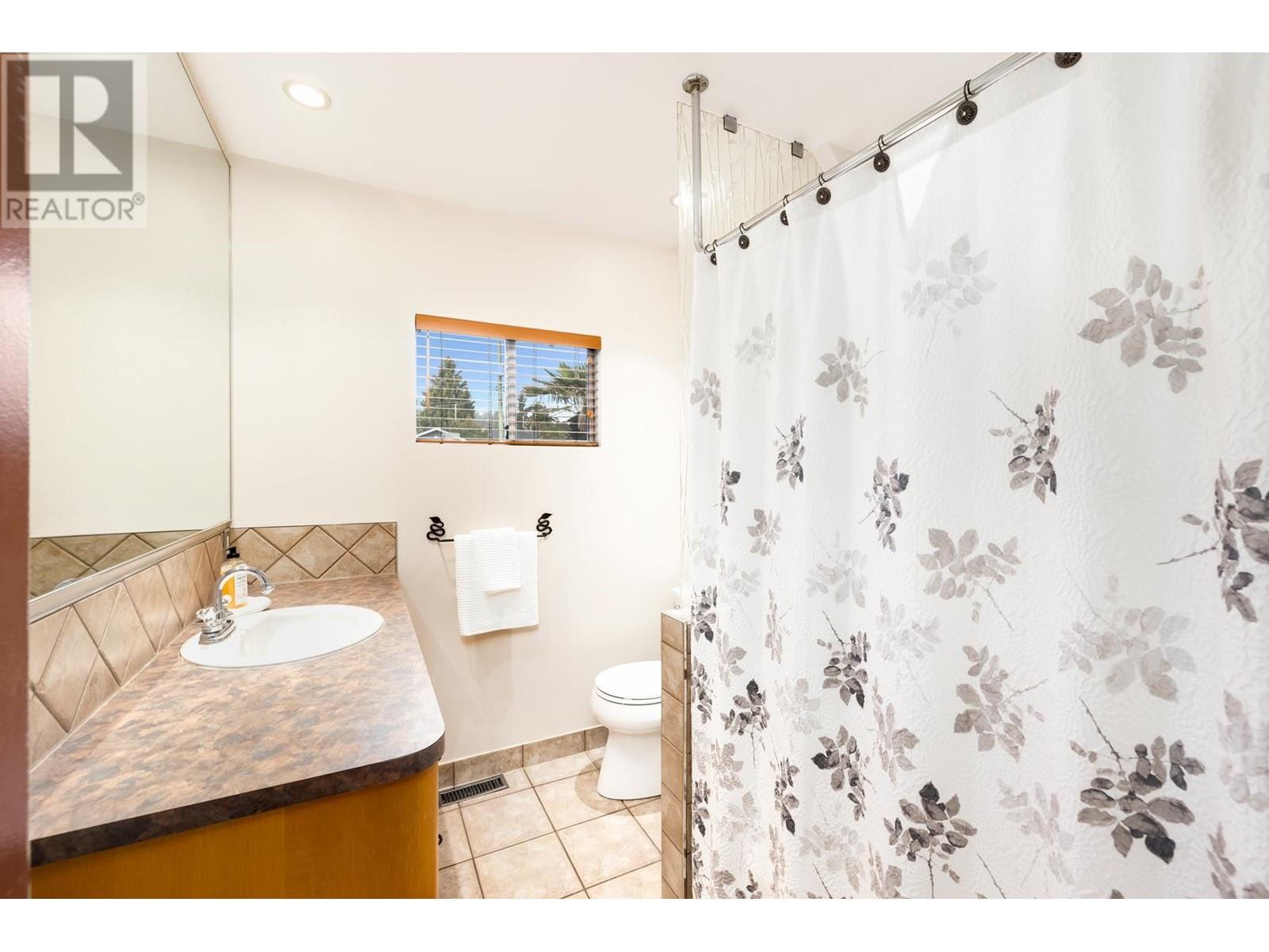 402 E 13th Street, North Vancouver, British Columbia  V7L 2M1 - Photo 15 - R2827301