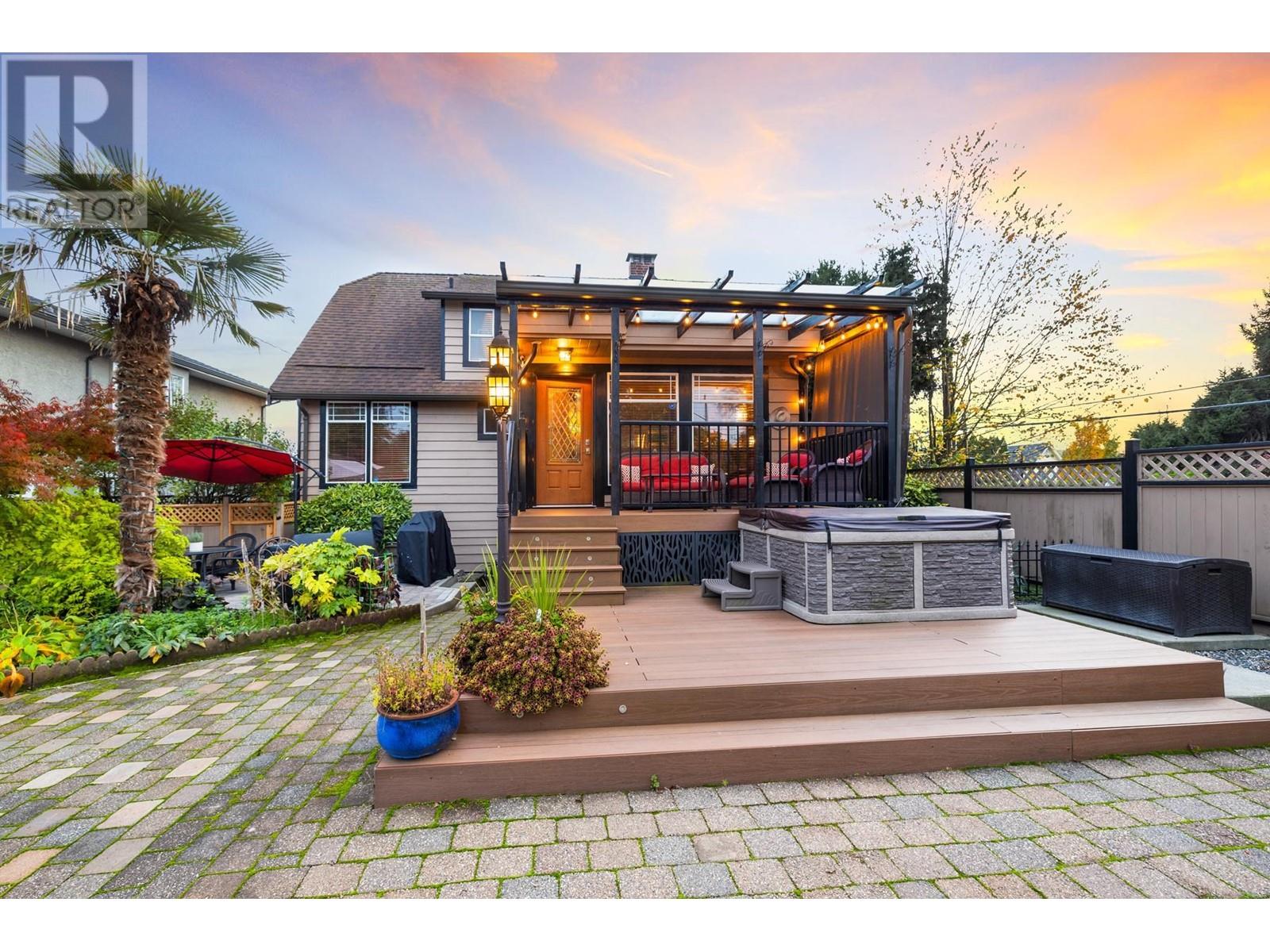402 E 13th Street, North Vancouver, British Columbia  V7L 2M1 - Photo 2 - R2827301