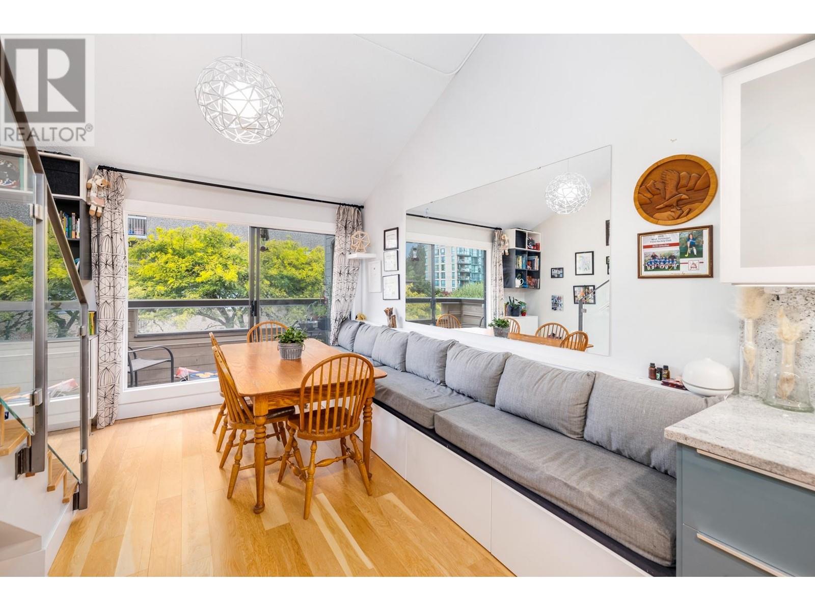 407 1363 Clyde Avenue, West Vancouver, British Columbia  V7T 2W9 - Photo 2 - R2815679