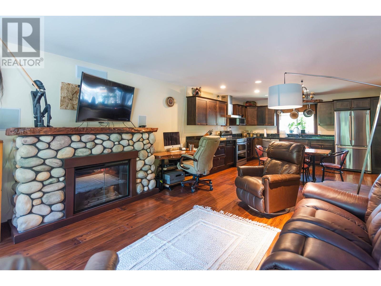 4458 Hazelnut Lane, Sechelt, British Columbia  V7Z 0B1 - Photo 10 - R2821387