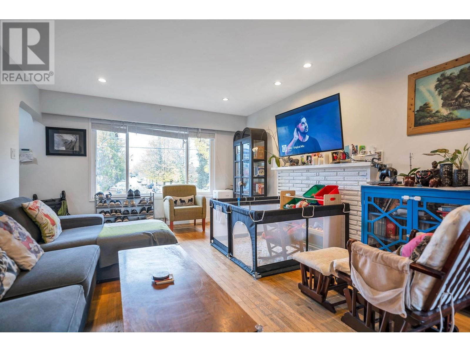 5760 Wales Street, Vancouver, British Columbia  V5R 3N4 - Photo 6 - R2828676