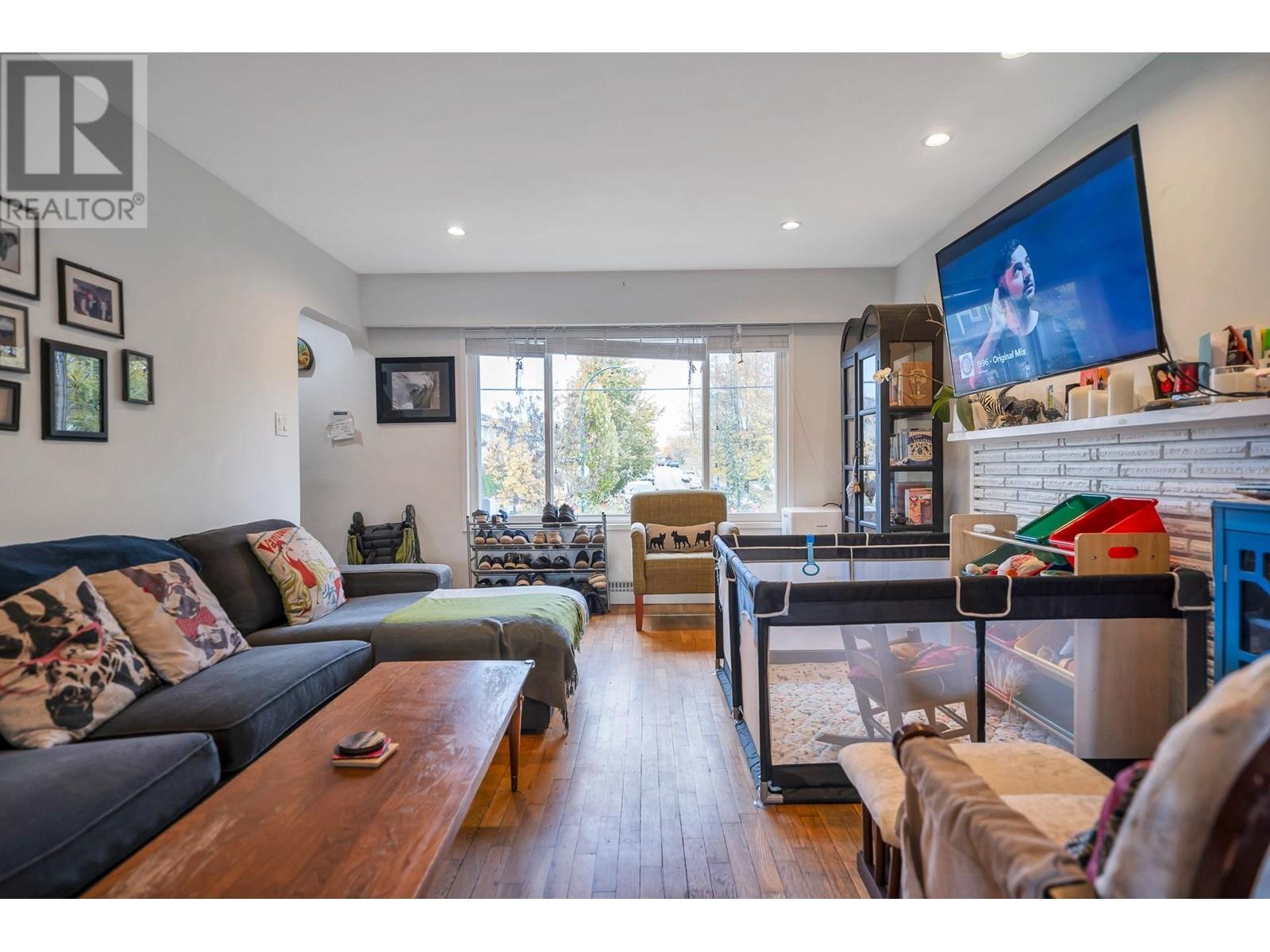 5760 Wales Street, Vancouver, British Columbia  V5R 3N4 - Photo 7 - R2828676