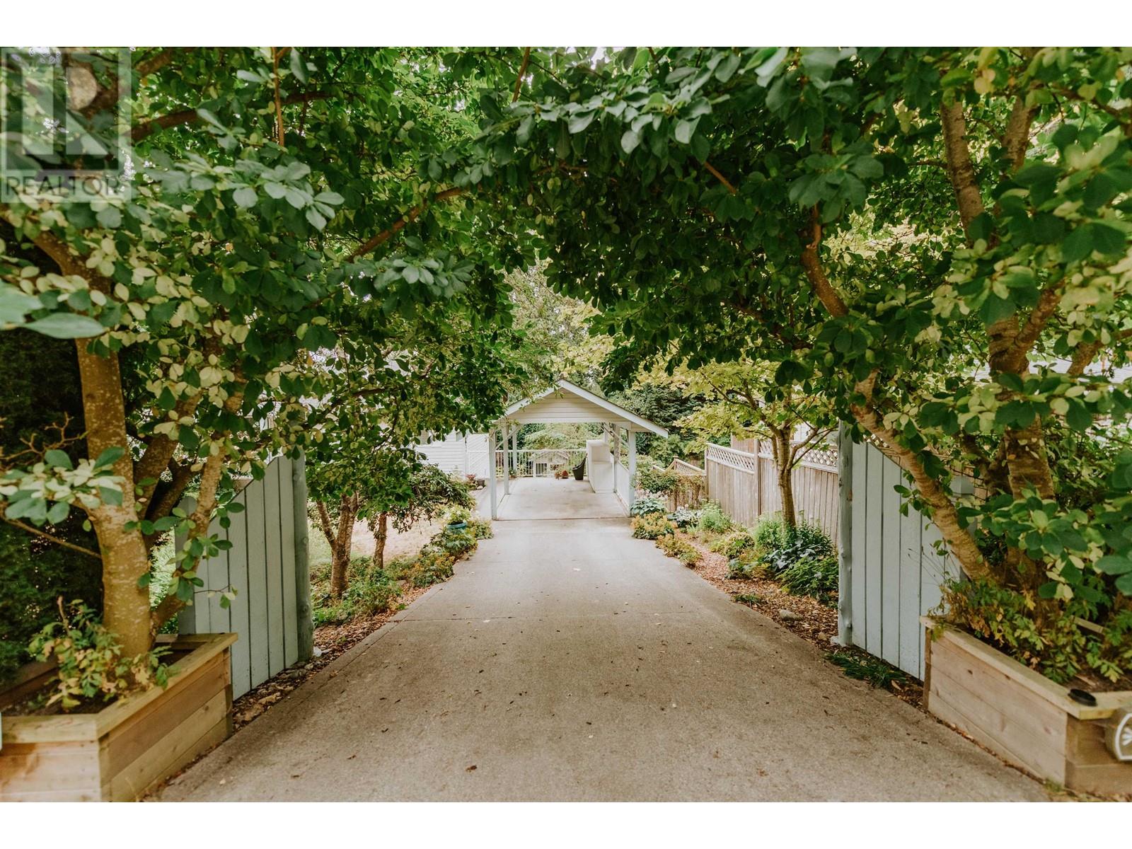 2639 LOWER ROAD, roberts creek, British Columbia