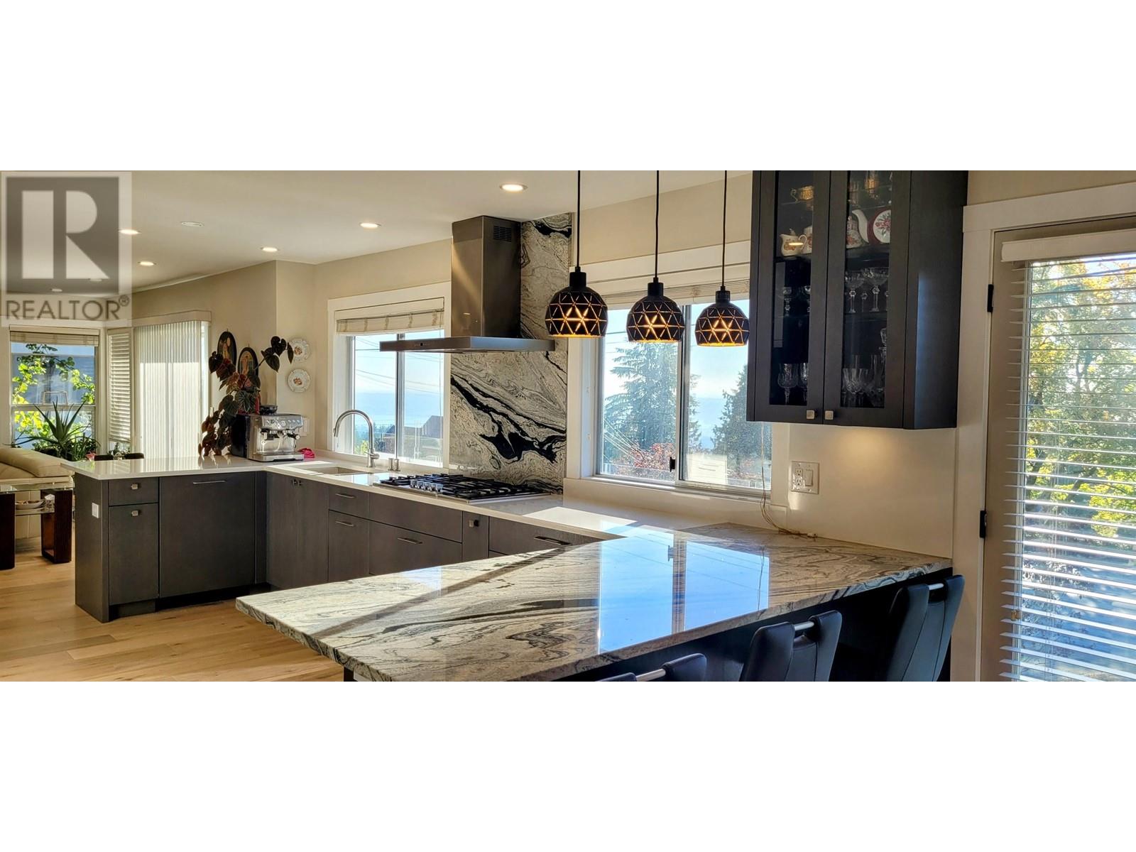 394 Ventura Crescent, North Vancouver, British Columbia  V7N 3G6 - Photo 2 - R2829554