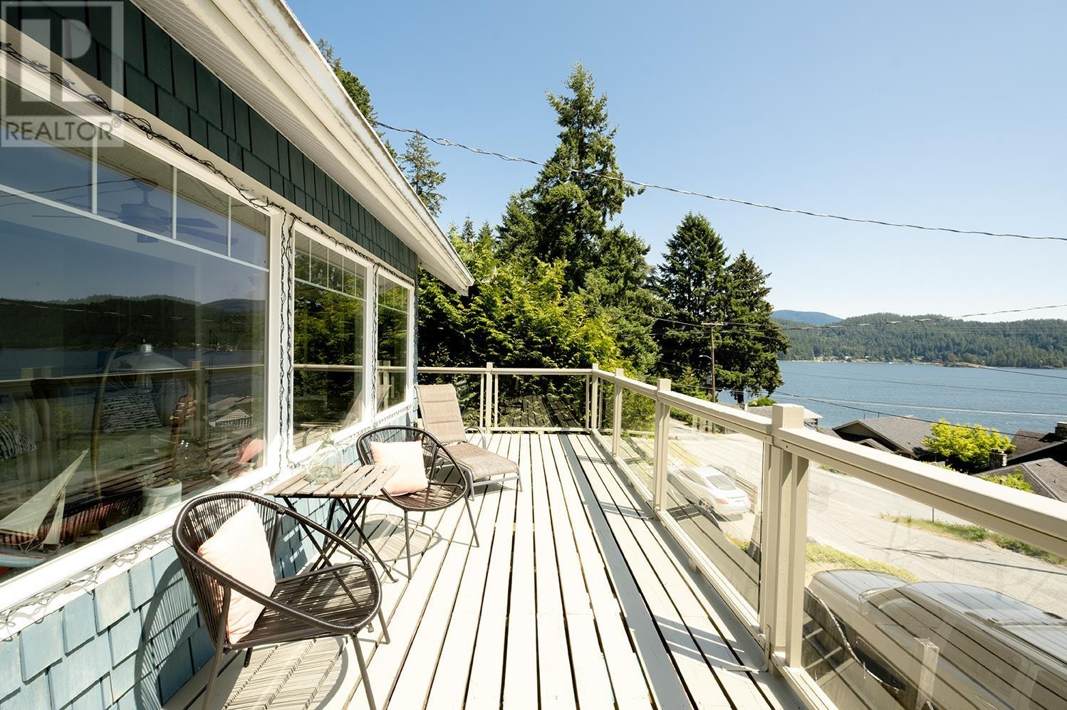 446 Central Avenue, Gibsons, British Columbia  V0N 1V1 - Photo 2 - R2830366