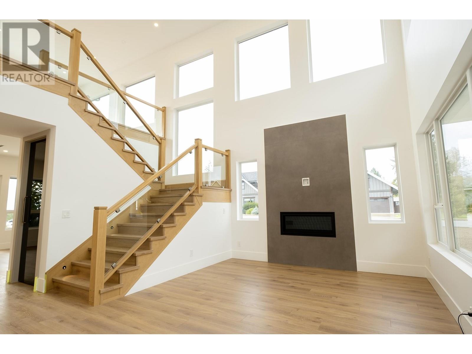 1415 Stardust Place, Gibsons, British Columbia  V0N 1V5 - Photo 2 - R2833361
