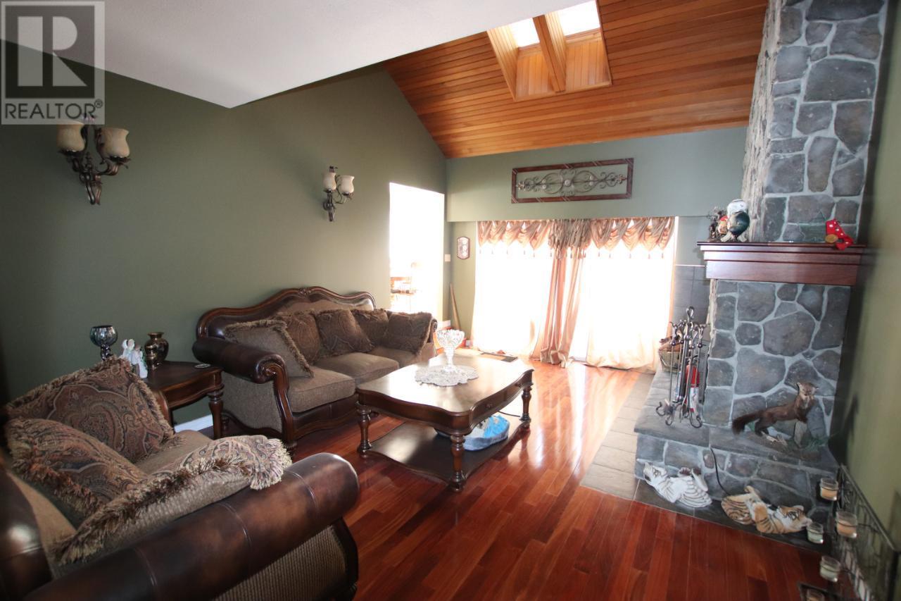 12 COLLIER Place Tumbler Ridge Photo 17