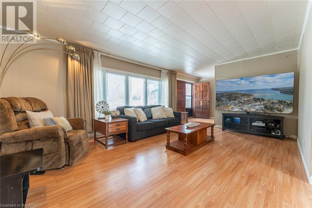 31 Point View Drive, Lion's Head, Ontario N0H 1W0 (26303933) The