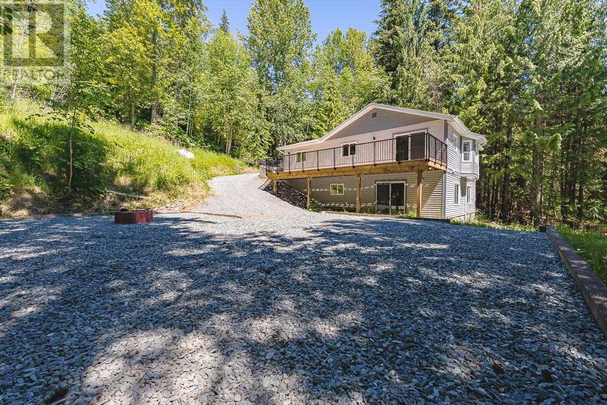 7430 Crowfoot Drive, Anglemont, British Columbia  V0E 1M8 - Photo 3 - 10288659