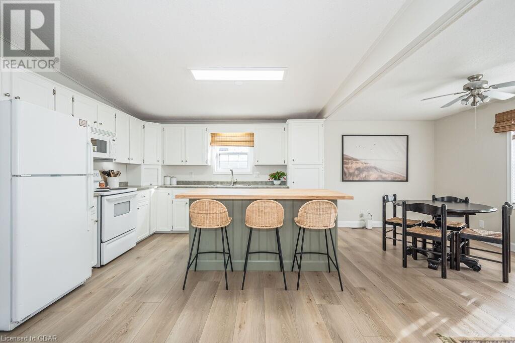 17 Golden Pond Road, Aberfoyle, Ontario N0B 2C0 (26317357) Beth and