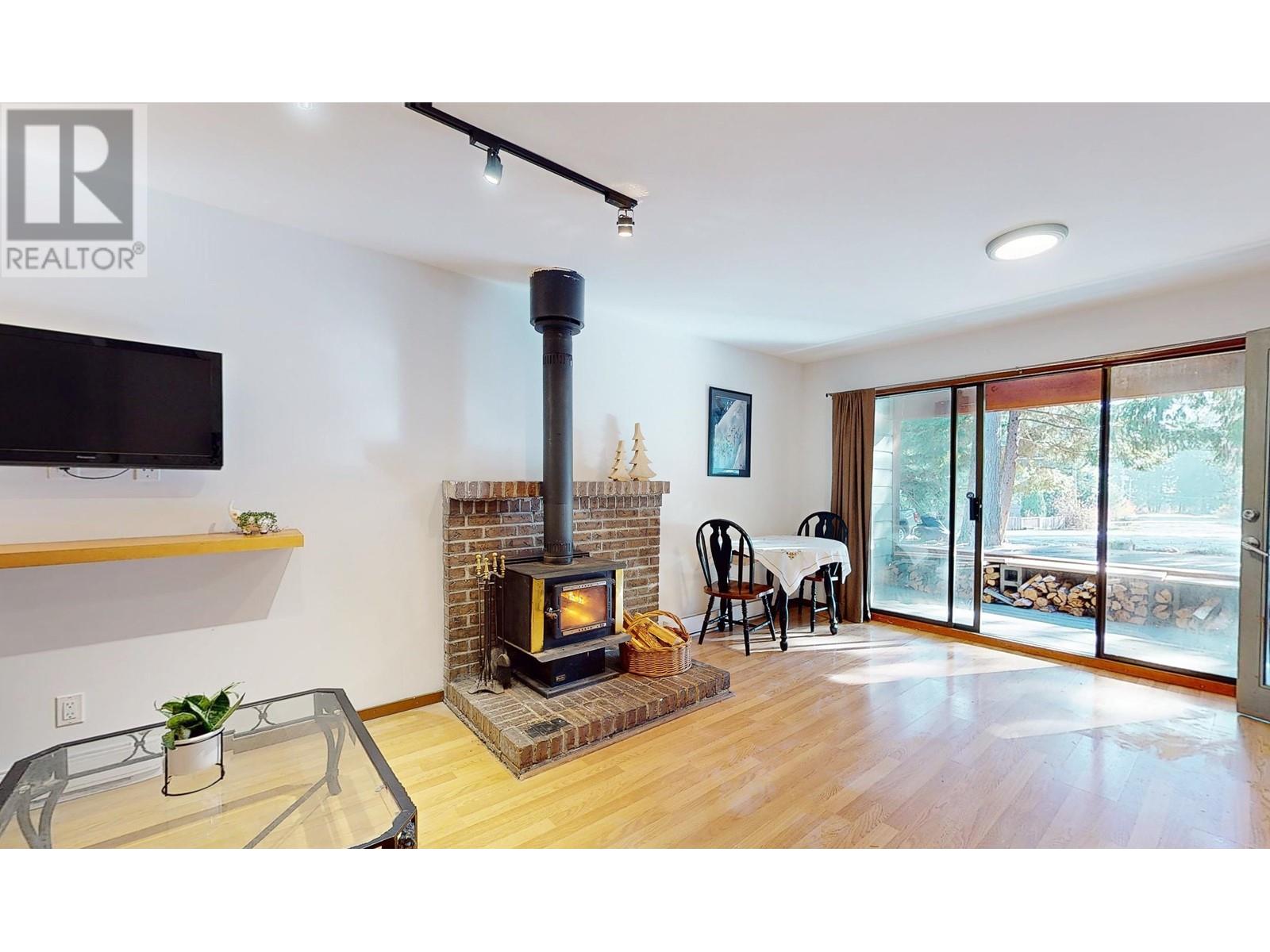 2 8003 Timber Lane, Whistler, British Columbia  V8E 1K9 - Photo 3 - R2830546
