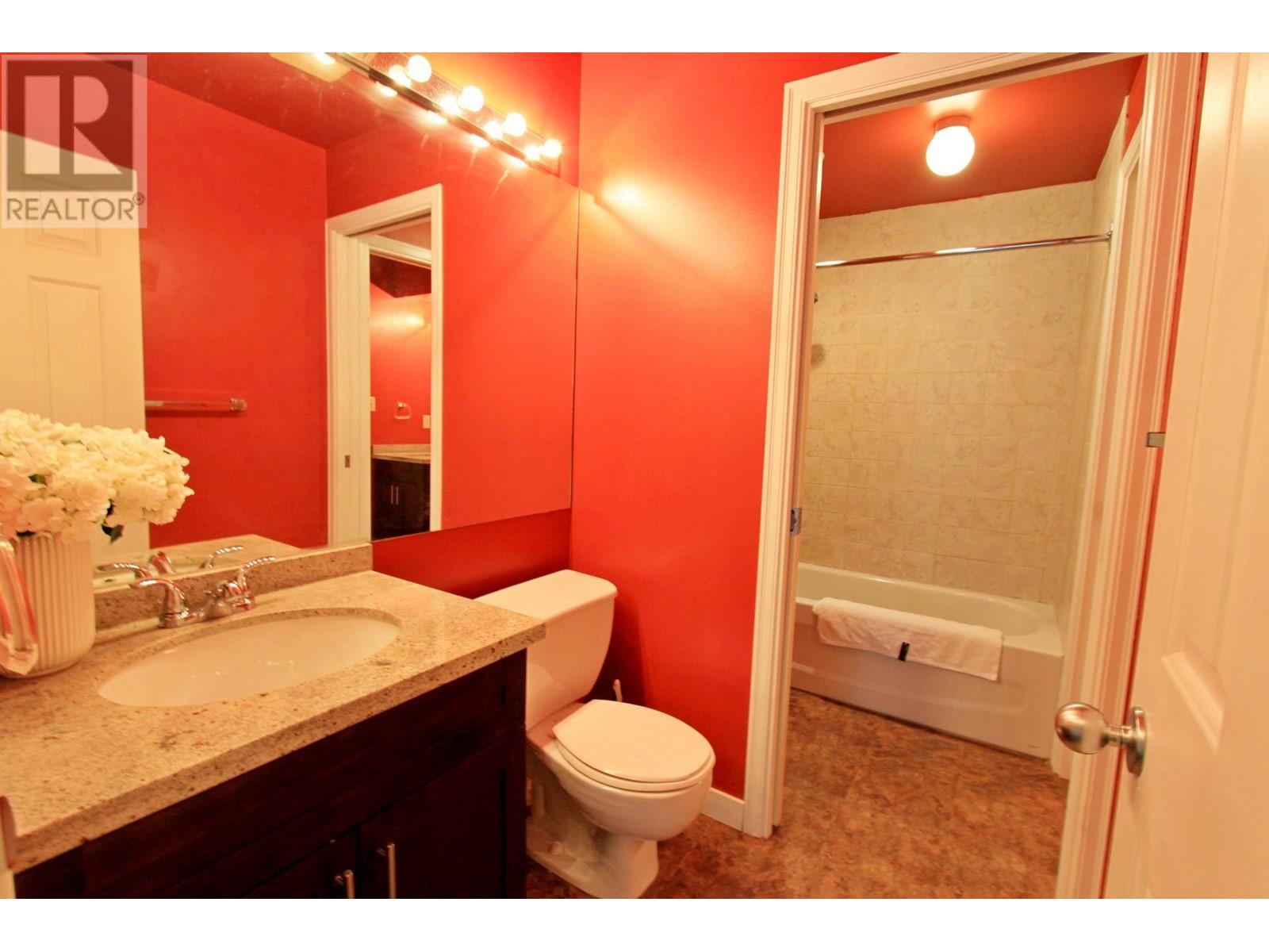 Listing Picture 7 of 14 : 102 5025 SANDERS STREET, Burnaby / 本拿比 - 魯藝地產 Yvonne Lu Group - MLS Medallion Club Member