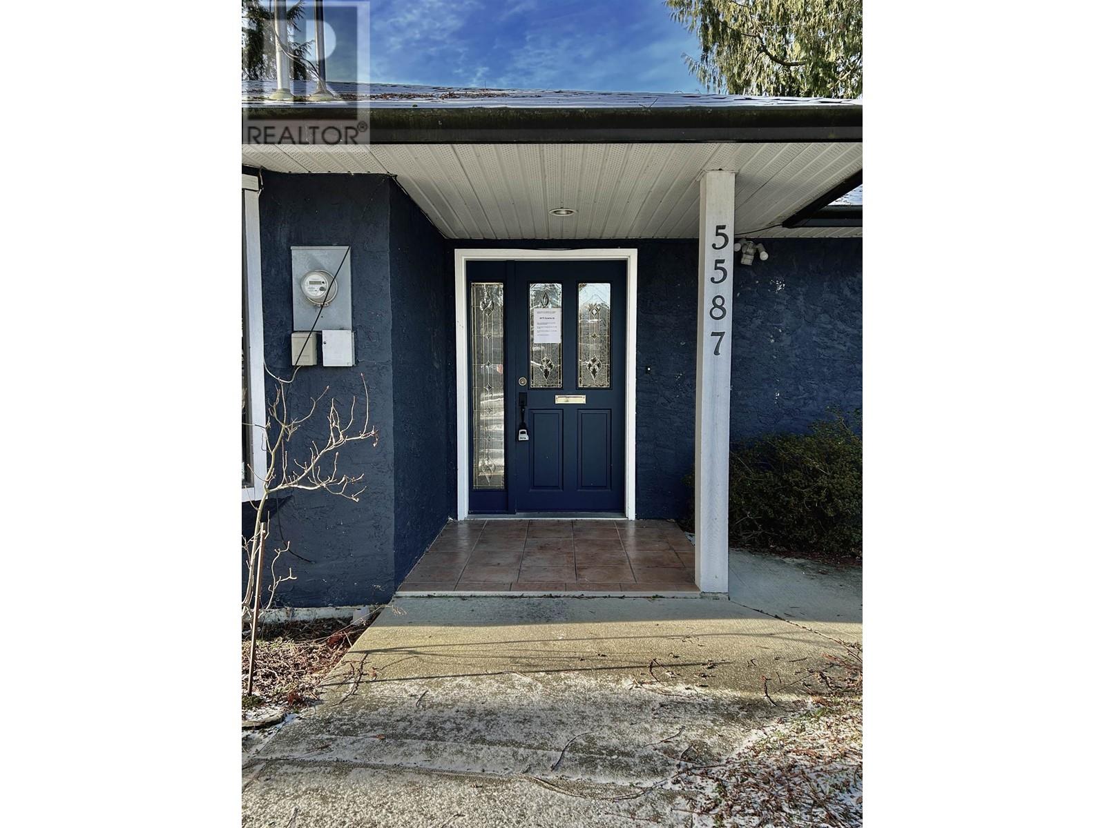 5587 Inlet Avenue, Sechelt, British Columbia  V0N 3A0 - Photo 1 - C8056084