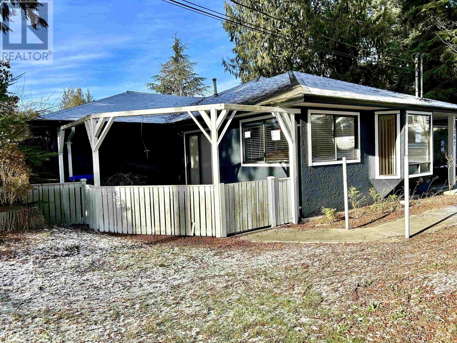 5587 Inlet Avenue, Sechelt, British Columbia  V0N 3A0 - Photo 2 - C8056084