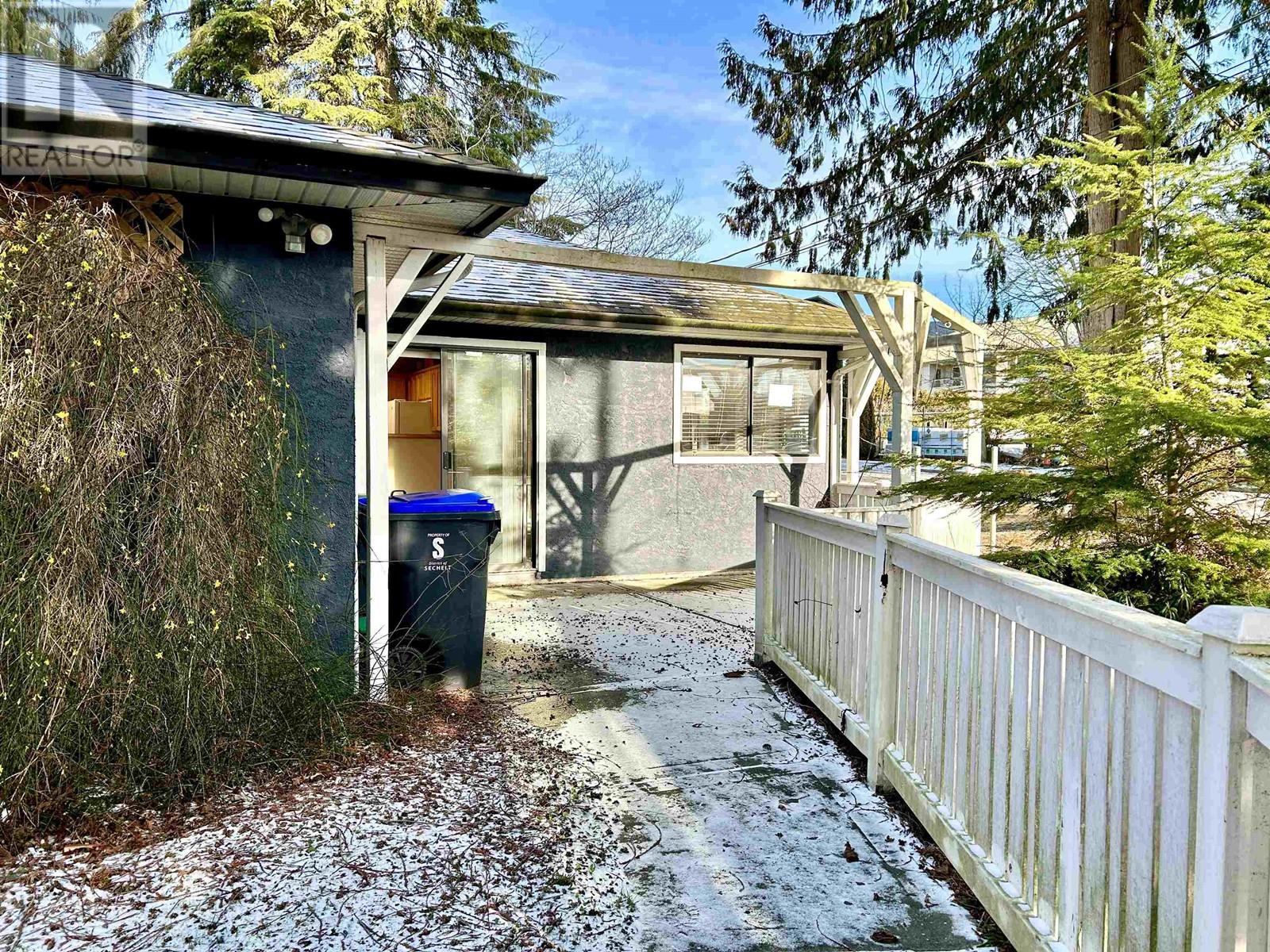5587 Inlet Avenue, Sechelt, British Columbia  V0N 3A0 - Photo 4 - C8056084