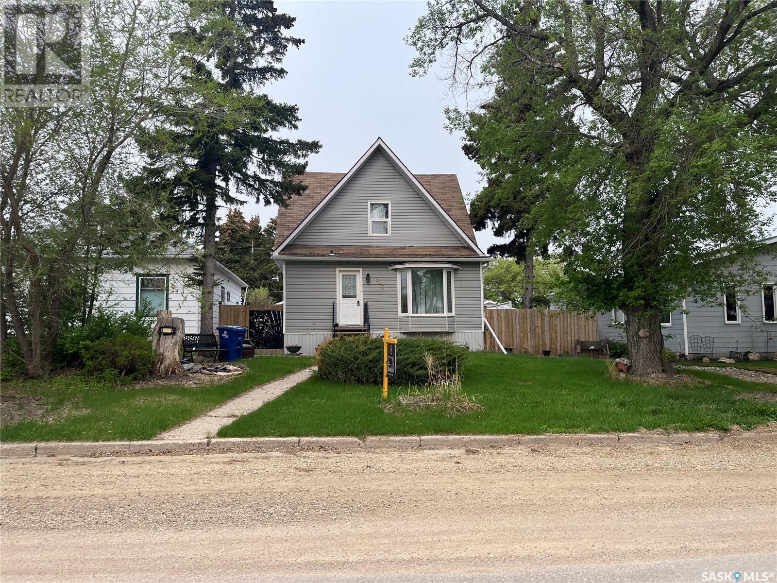 303 3rd Street E, Wynyard, Saskatchewan  S0A 4T0 - Photo 1 - SK953141