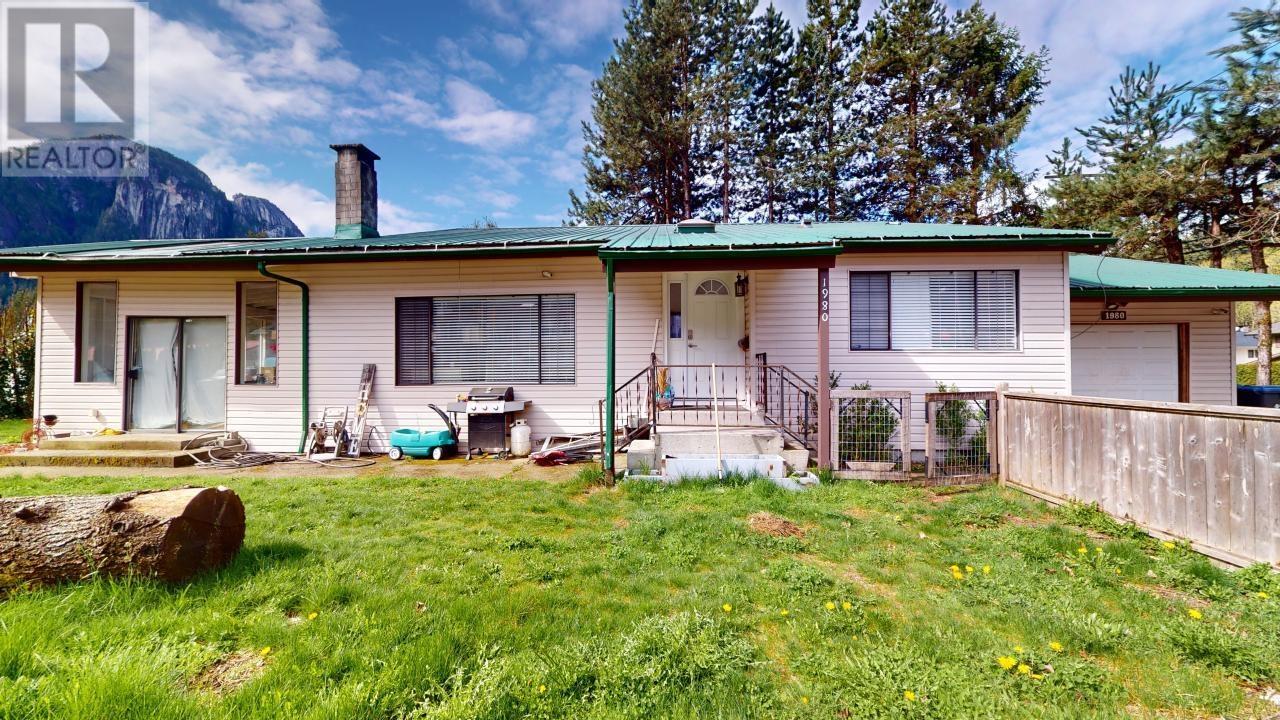1980 Spruce Drive, Squamish, British Columbia  V8B 0W7 - Photo 2 - R2836767